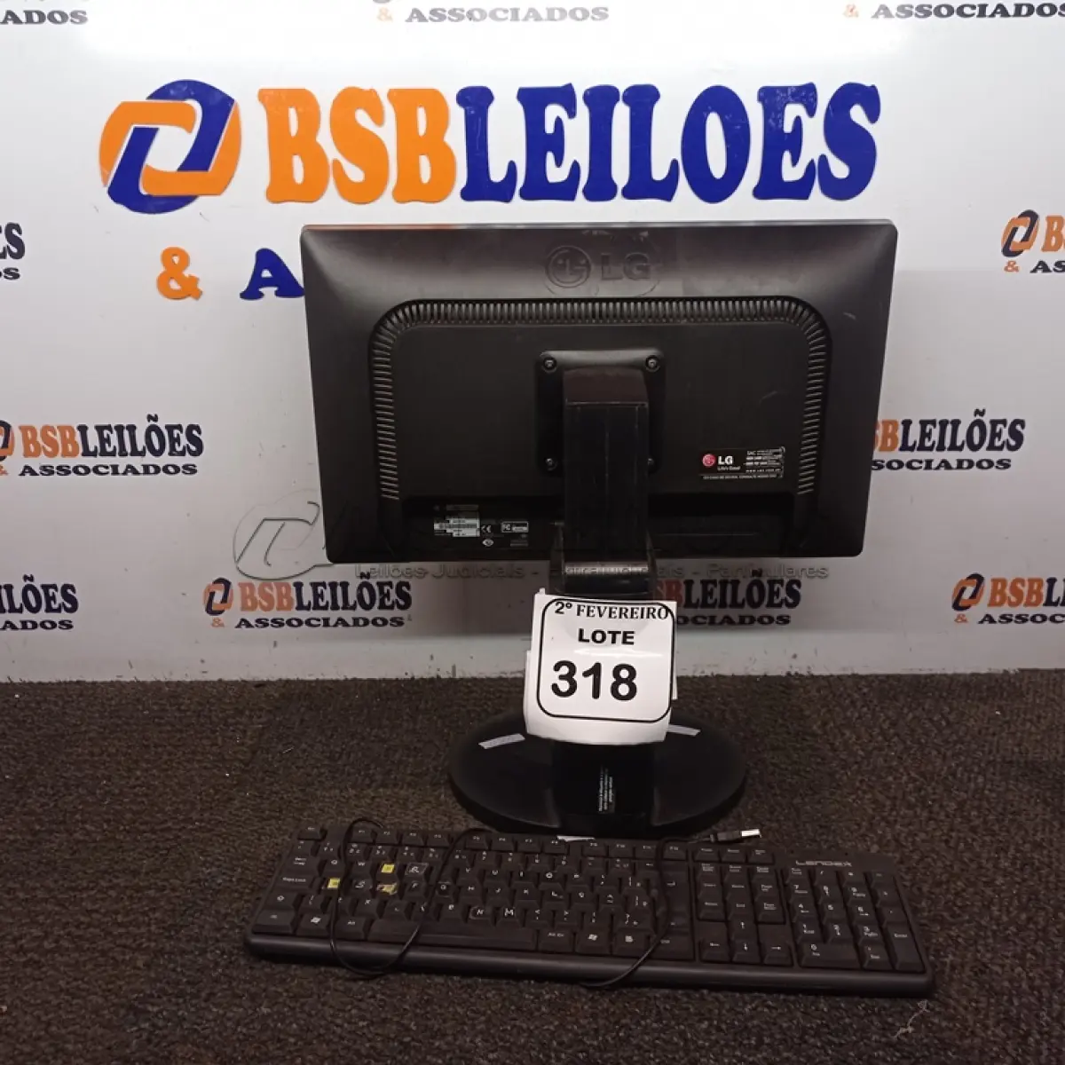 LOTE 318 - 01 MONITOR LG COM TECLADO.  (NO ESTADO) ATENÇÃO! FAZER A VISITAÇÃO ANTES DE ARREMATAR, NÃO SABEMOS SE FUNCIONA. LEILÃO NÃO TEM GARANTIA E NEM DEVOLUÇÃO, SUJEITO A POSSÍVEIS AVARIAS VISÍVEIS/OCULTAS E/OU AUSÊNCIA DE COMPONENTES.