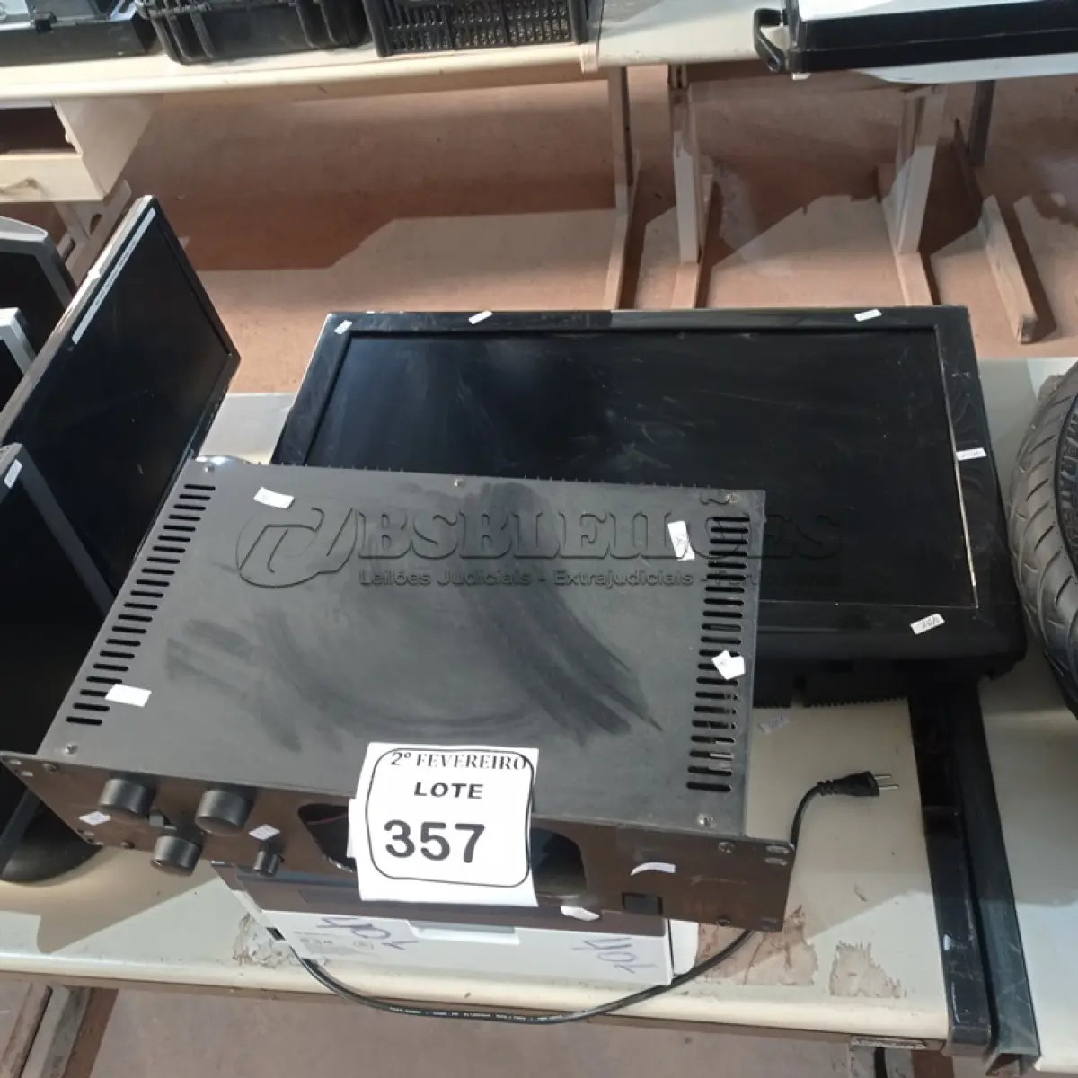 LOTE 357 -  01 TV AOC 32”. 01 SUCATA DE MONITORING SYSTEM E 01 IMPRESSORA KYOCERA.  (NO ESTADO) ATENÇÃO! FAZER A VISITAÇÃO ANTES DE ARREMATAR, NÃO SABEMOS SE FUNCIONA. LEILÃO NÃO TEM GARANTIA E NEM DEVOLUÇÃO, SUJEITO A POSSÍVEIS AVARIAS VISÍVEIS/OCULTAS E/OU AUSÊNCIA DE COMPONENTES.