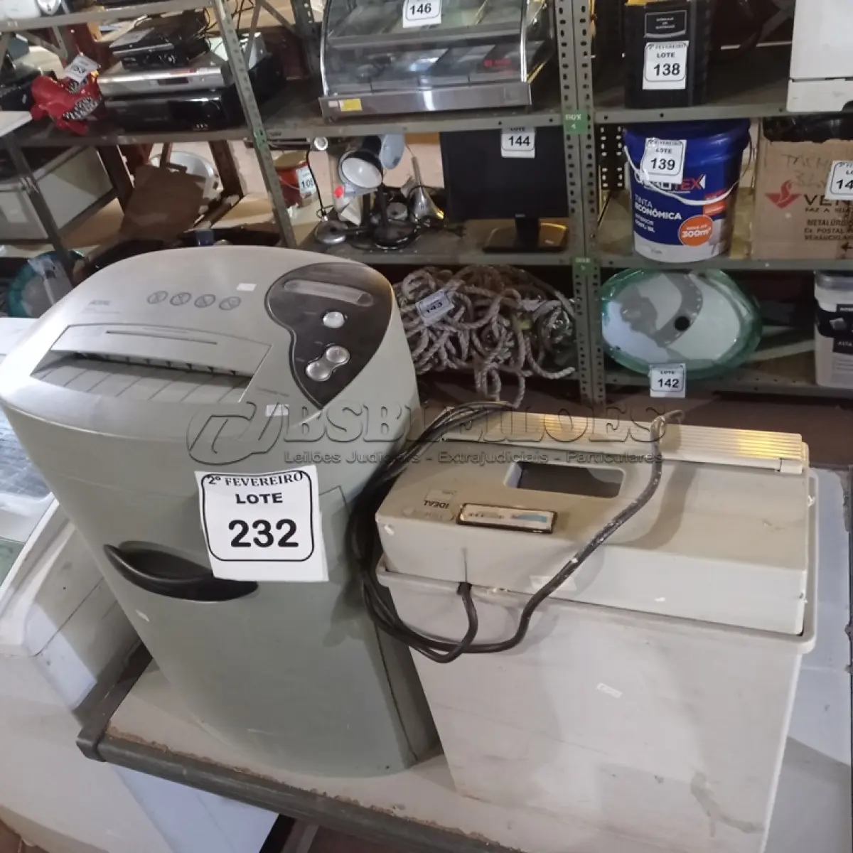 LOTE 232 - 02 FRAGMENTADORAS DE PAPEL MARCAS ROYAL E IDEAL (NO ESTADO) ATENÇÃO! FAZER A VISITAÇÃO ANTES DE ARREMATAR, NÃO SABEMOS SE FUNCIONA. LEILÃO NÃO TEM GARANTIA E NEM DEVOLUÇÃO, SUJEITO A POSSÍVEIS AVARIAS VISÍVEIS/OCULTAS E/OU AUSÊNCIA DE COMPONENTES.