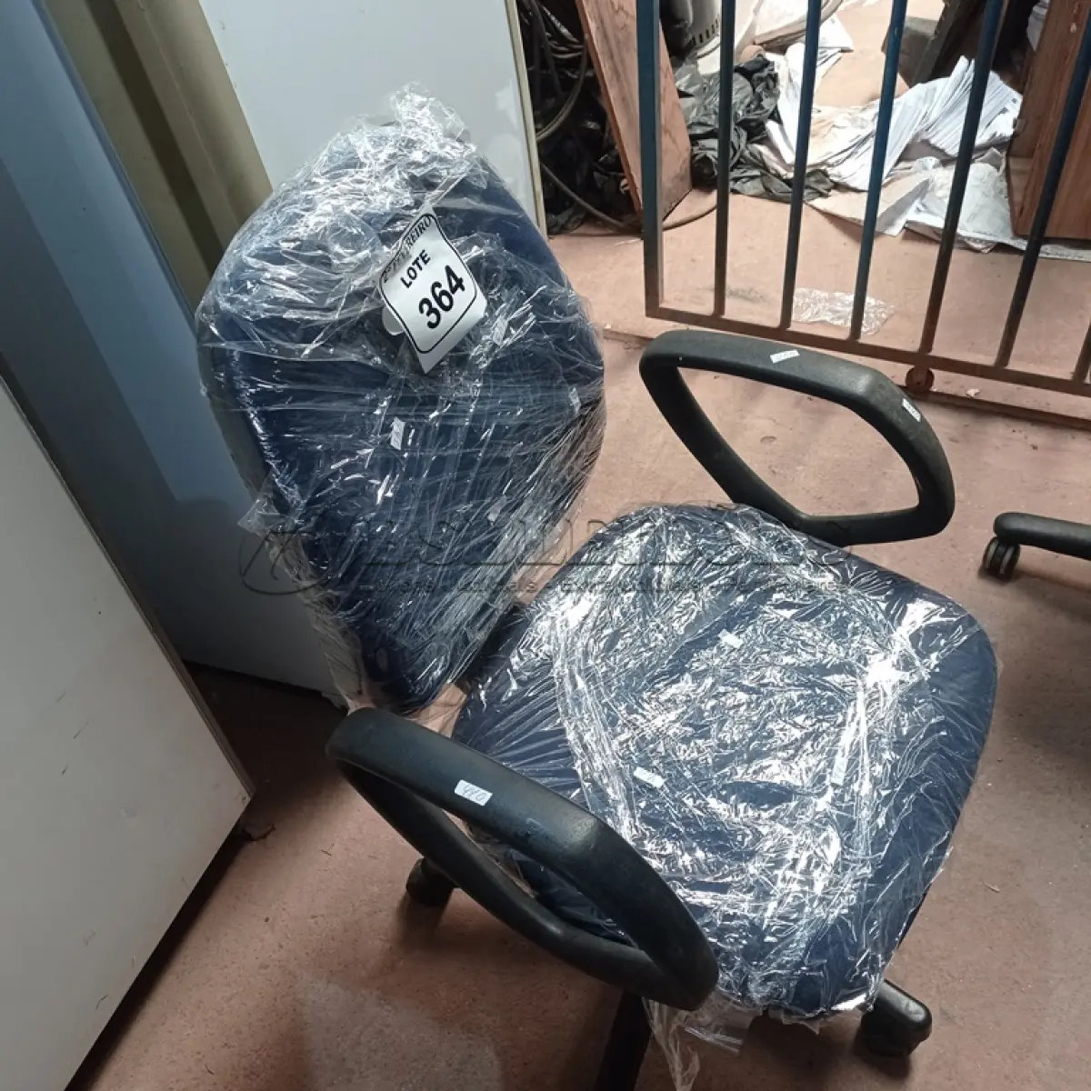 LOTE 364 -  01 CADEIRA GIRATÓRIA PARA ESCRITÓRIO. (NO ESTADO) ATENÇÃO! FAZER A VISITAÇÃO ANTES DE ARREMATAR, NÃO SABEMOS SE FUNCIONA. LEILÃO NÃO TEM GARANTIA E NEM DEVOLUÇÃO, SUJEITO A POSSÍVEIS AVARIAS VISÍVEIS/OCULTAS E/OU AUSÊNCIA DE COMPONENTES.