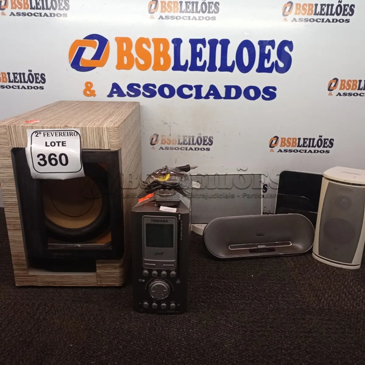 LOTE 360 - 01 CAIXA DE SOM SUBWOOFER MARCA PHILIPS E DIVERSOS APARELHOS DE SOM MARCAS E MODELOS DIVERSOS. (NO ESTADO) ATENÇÃO! FAZER A VISITAÇÃO ANTES DE ARREMATAR, NÃO SABEMOS SE FUNCIONA. LEILÃO NÃO TEM GARANTIA E NEM DEVOLUÇÃO, SUJEITO A POSSÍVEIS AVARIAS VISÍVEIS/OCULTAS E/OU AUSÊNCIA DE COMPONENTES.