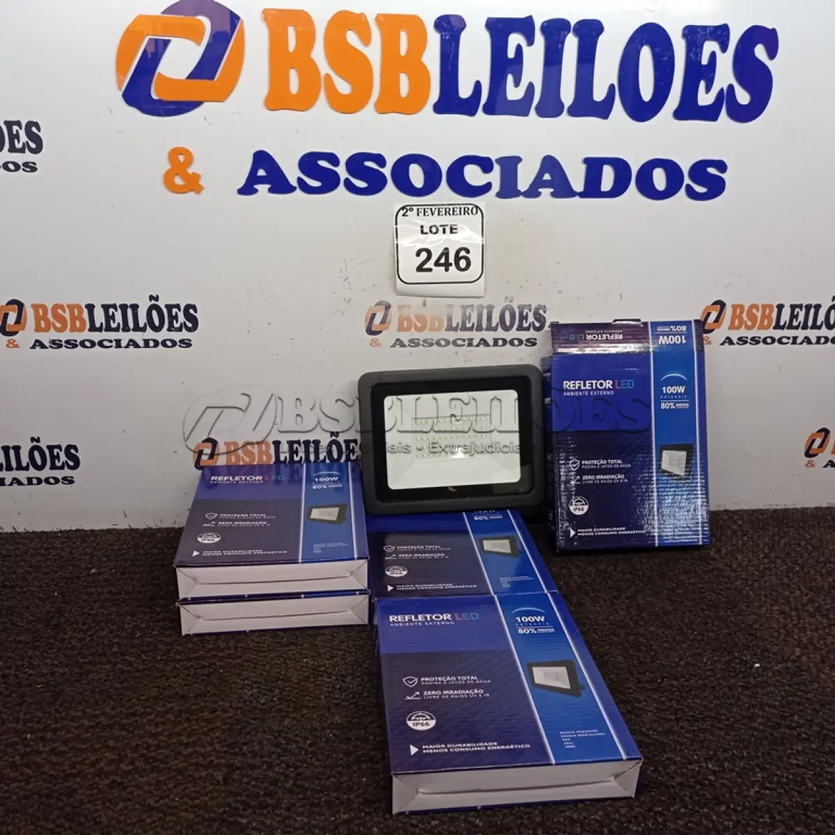 LOTE 246 - 05 REFLETORES DE LED AMBIENTE EXTERNO 100W CADA(NOVO). (NO ESTADO) ATENÇÃO! FAZER A VISITAÇÃO ANTES DE ARREMATAR, NÃO SABEMOS SE FUNCIONA. LEILÃO NÃO TEM GARANTIA E NEM DEVOLUÇÃO, SUJEITO A POSSÍVEIS AVARIAS VISÍVEIS/OCULTAS E/OU AUSÊNCIA DE COMPONENTES.