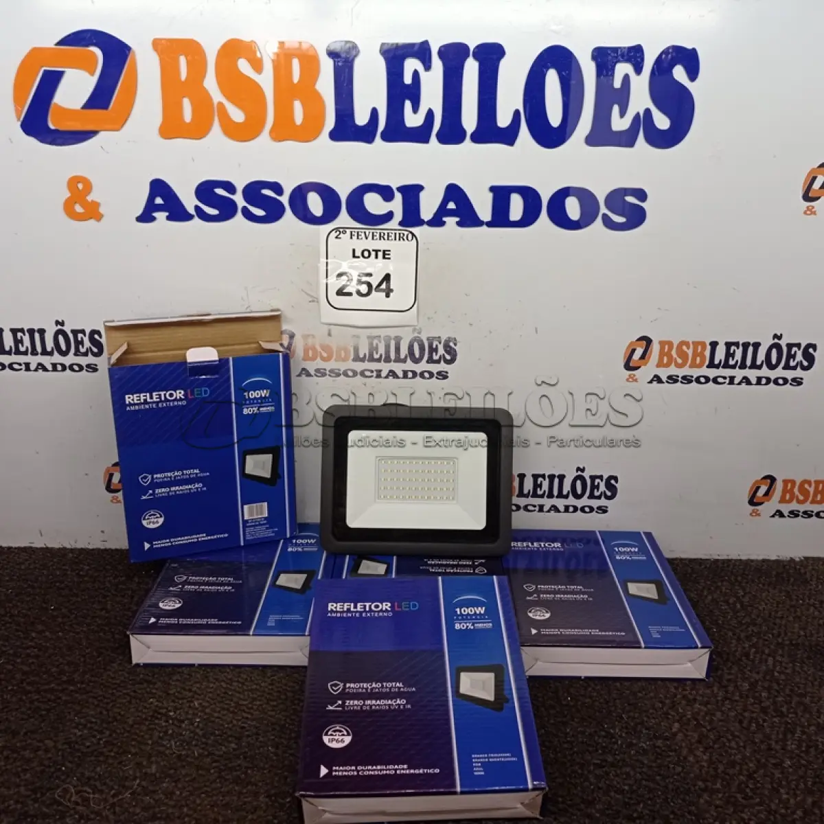LOTE 254 - 05 REFLETORES DE LED AMBIENTE EXTERNO 100W CADA(NOVO). (NO ESTADO) ATENÇÃO! FAZER A VISITAÇÃO ANTES DE ARREMATAR, NÃO SABEMOS SE FUNCIONA. LEILÃO NÃO TEM GARANTIA E NEM DEVOLUÇÃO, SUJEITO A POSSÍVEIS AVARIAS VISÍVEIS/OCULTAS E/OU AUSÊNCIA DE COMPONENTES.