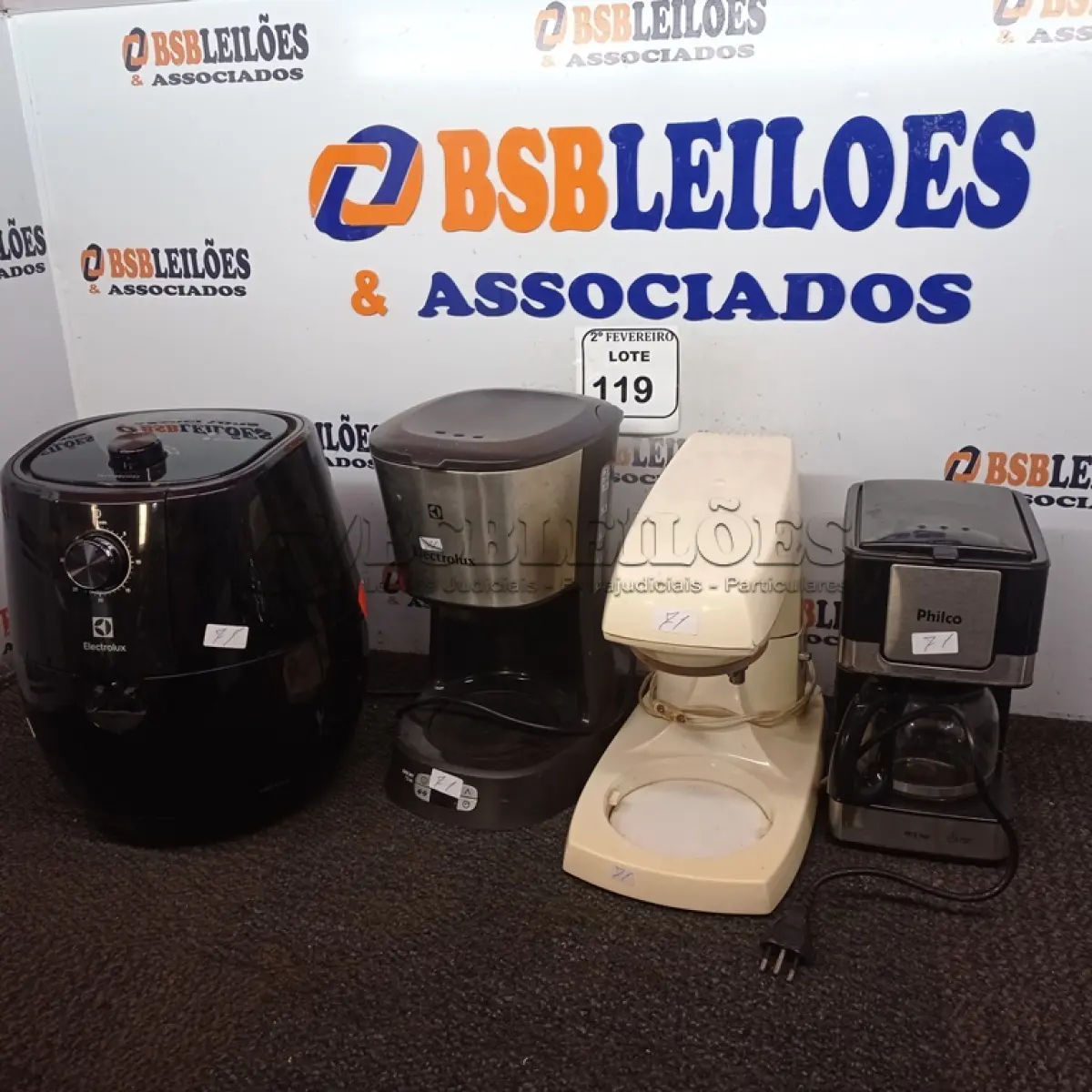 LOTE 119 - 01 BATEDEIRA, 02 CAFETEIRAS E 01 AIR FRYER INCOMPLETAS. (NO ESTADO) ATENÇÃO! FAZER A VISITAÇÃO ANTES DE ARREMATAR, NÃO SABEMOS SE FUNCIONA. LEILÃO NÃO TEM GARANTIA E NEM DEVOLUÇÃO, SUJEITO A POSSÍVEIS AVARIAS VISÍVEIS/OCULTAS E/OU AUSÊNCIA DE COMPONENTES.