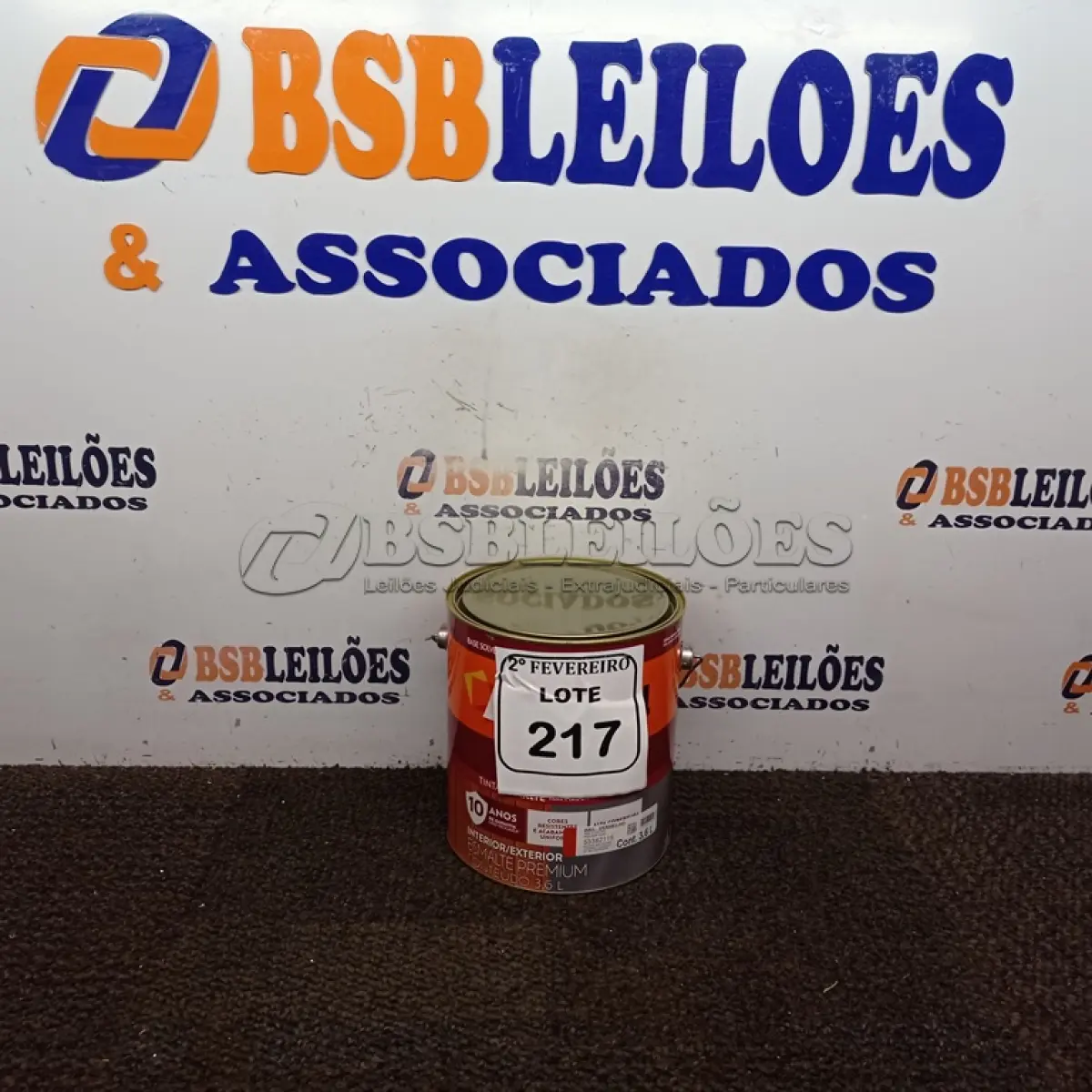LOTE 217 - 01 LATA DE TINTA ESMALTE SINTÉTICO PARA MADEIRA E METAL 3,6L NA COR BRILHANTE VERMELHO MARCA SUVINIL (NOVO).  (NO ESTADO) ATENÇÃO! FAZER A VISITAÇÃO ANTES DE ARREMATAR, NÃO SABEMOS SE FUNCIONA. LEILÃO NÃO TEM GARANTIA E NEM DEVOLUÇÃO, SUJEITO A POSSÍVEIS AVARIAS VISÍVEIS/OCULTAS E/OU AUSÊNCIA DE COMPONENTES.