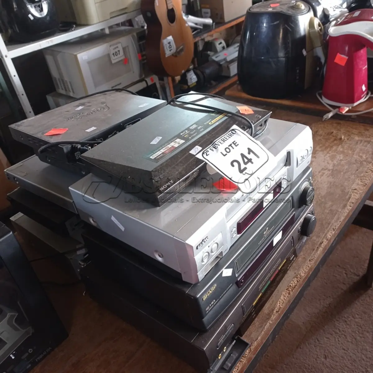 LOTE 241 - 01 LOTE COM APARELHOS VHS E DVD’S DIVERSOS.  (NO ESTADO) ATENÇÃO! FAZER A VISITAÇÃO ANTES DE ARREMATAR, NÃO SABEMOS SE FUNCIONA. LEILÃO NÃO TEM GARANTIA E NEM DEVOLUÇÃO, SUJEITO A POSSÍVEIS AVARIAS VISÍVEIS/OCULTAS E/OU AUSÊNCIA DE COMPONENTES.
