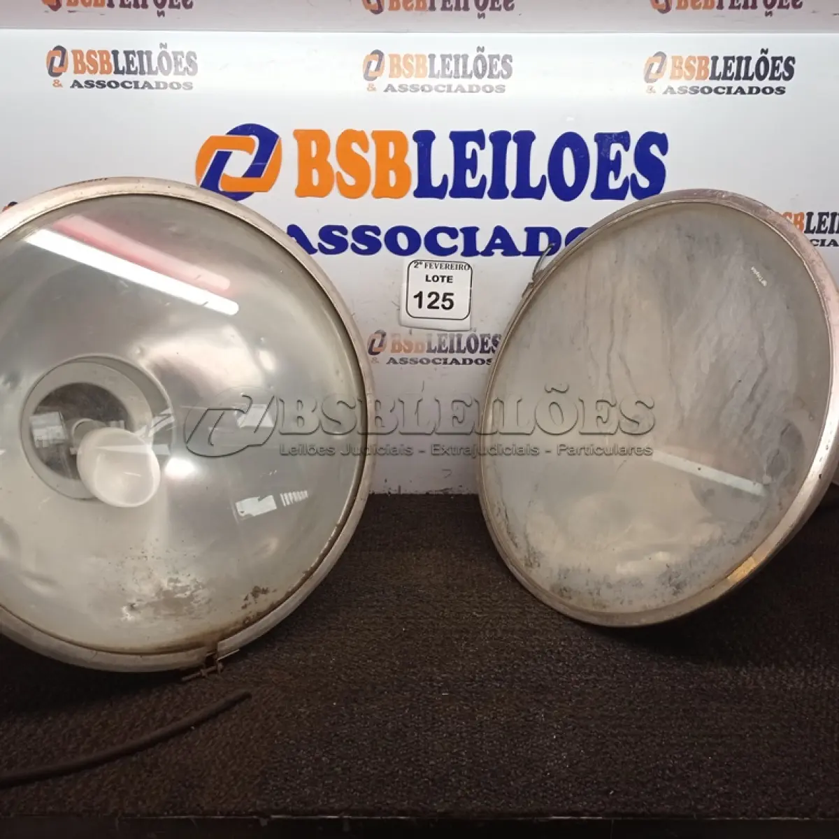 LOTE 125 - 02 LUMINÁRIAS PARA GALPÃO.  (NO ESTADO) ATENÇÃO! FAZER A VISITAÇÃO ANTES DE ARREMATAR, NÃO SABEMOS SE FUNCIONA. LEILÃO NÃO TEM GARANTIA E NEM DEVOLUÇÃO, SUJEITO A POSSÍVEIS AVARIAS VISÍVEIS/OCULTAS E/OU AUSÊNCIA DE COMPONENTES.