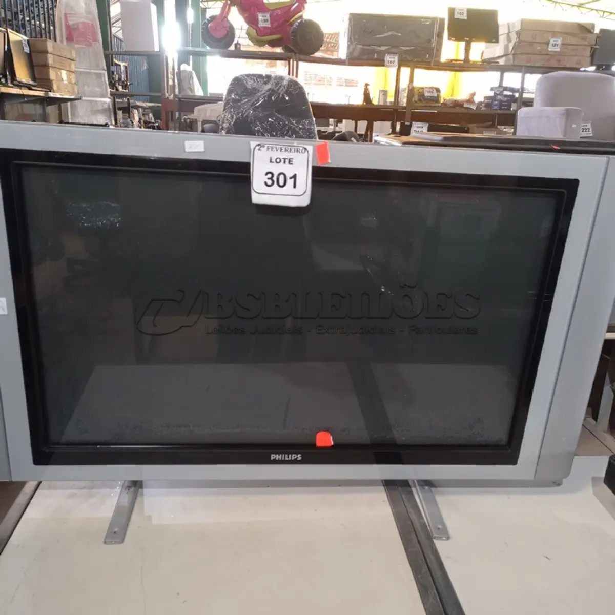 LOTE 301 - 01 TV 42” MARCA PHILIPS. (NO ESTADO) ATENÇÃO! FAZER A VISITAÇÃO ANTES DE ARREMATAR, NÃO SABEMOS SE FUNCIONA. LEILÃO NÃO TEM GARANTIA E NEM DEVOLUÇÃO, SUJEITO A POSSÍVEIS AVARIAS VISÍVEIS/OCULTAS E/OU AUSÊNCIA DE COMPONENTES.