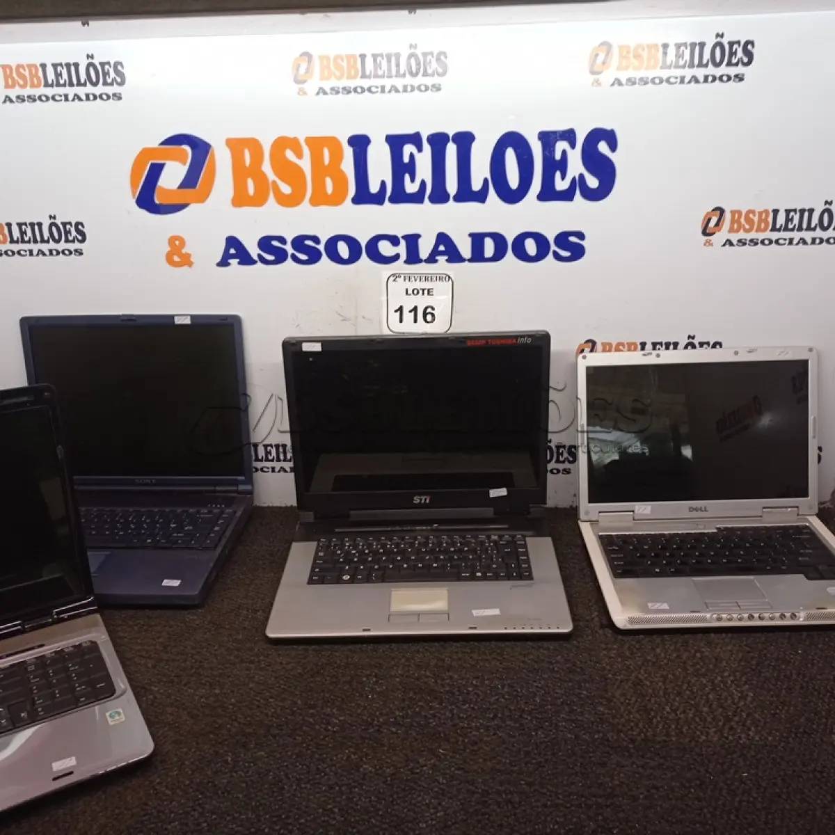 LOTE 116 - 04 NETBOOK’S MARCAS E MODELOS DIVERSOS PARA RETIRADA DE PEÇAS. (NO ESTADO) ATENÇÃO! FAZER A VISITAÇÃO ANTES DE ARREMATAR, NÃO SABEMOS SE FUNCIONA. LEILÃO NÃO TEM GARANTIA E NEM DEVOLUÇÃO, SUJEITO A POSSÍVEIS AVARIAS VISÍVEIS/OCULTAS E/OU AUSÊNCIA DE COMPONENTES.