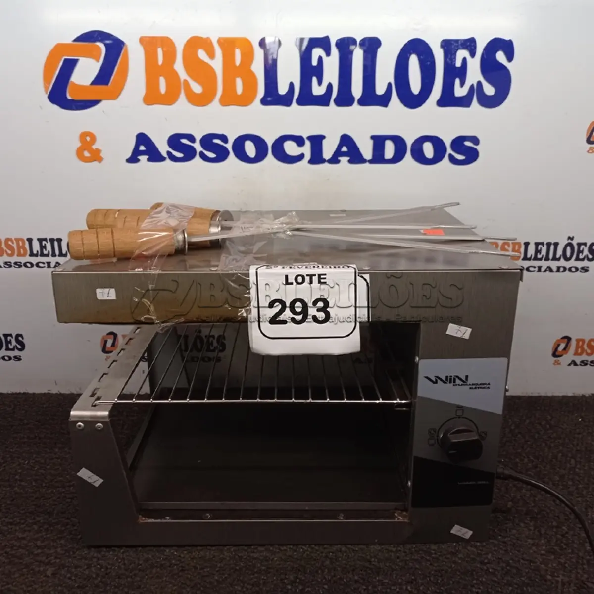 LOTE 293 - 01 CHURRASQUEIRA ELÉTRICA COM 4 ESPETOS. (NO ESTADO) ATENÇÃO! FAZER A VISITAÇÃO ANTES DE ARREMATAR, NÃO SABEMOS SE FUNCIONA. LEILÃO NÃO TEM GARANTIA E NEM DEVOLUÇÃO, SUJEITO A POSSÍVEIS AVARIAS VISÍVEIS/OCULTAS E/OU AUSÊNCIA DE COMPONENTES.