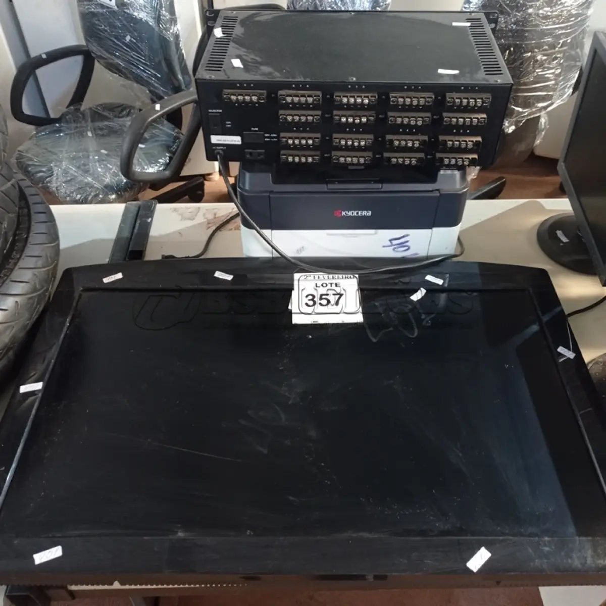 LOTE 357 -  01 TV AOC 32”. 01 SUCATA DE MONITORING SYSTEM E 01 IMPRESSORA KYOCERA.  (NO ESTADO) ATENÇÃO! FAZER A VISITAÇÃO ANTES DE ARREMATAR, NÃO SABEMOS SE FUNCIONA. LEILÃO NÃO TEM GARANTIA E NEM DEVOLUÇÃO, SUJEITO A POSSÍVEIS AVARIAS VISÍVEIS/OCULTAS E/OU AUSÊNCIA DE COMPONENTES.
