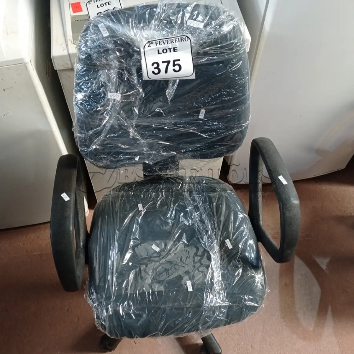 LOTE 375 -  01 CADEIRA GIRATÓRIA PARA ESCRITÓRIO. (NO ESTADO) ATENÇÃO! FAZER A VISITAÇÃO ANTES DE ARREMATAR, NÃO SABEMOS SE FUNCIONA. LEILÃO NÃO TEM GARANTIA E NEM DEVOLUÇÃO, SUJEITO A POSSÍVEIS AVARIAS VISÍVEIS/OCULTAS E/OU AUSÊNCIA DE COMPONENTES.
