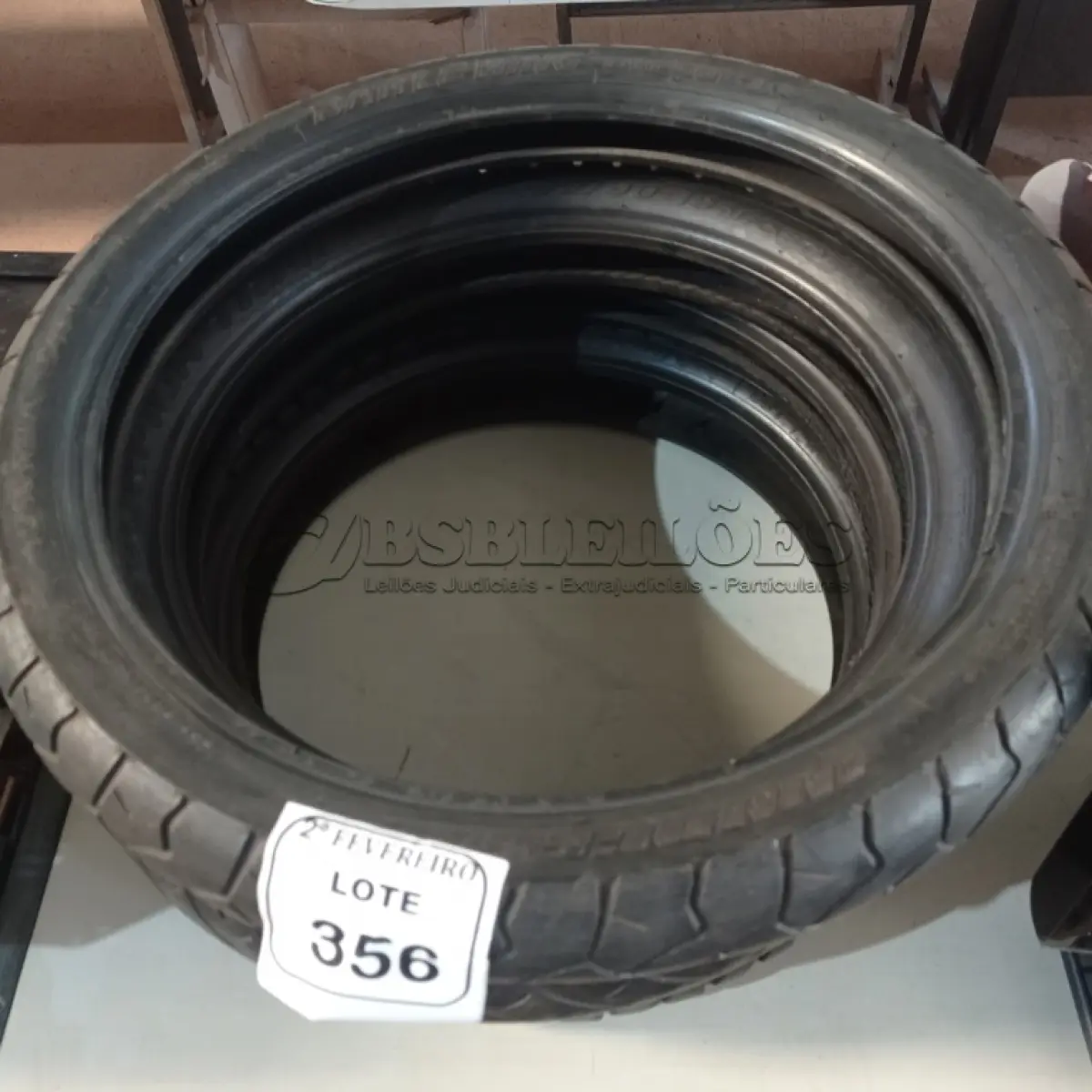 LOTE 356 - 04 PNEUS DE MOTO USADOS, SENDO 02 90/90 AROS 21, 01 120/70 ARO 19 E 01 100/90 ARO 19. (NO ESTADO) ATENÇÃO! FAZER A VISITAÇÃO ANTES DE ARREMATAR, NÃO SABEMOS SE FUNCIONA. LEILÃO NÃO TEM GARANTIA E NEM DEVOLUÇÃO, SUJEITO A POSSÍVEIS AVARIAS VISÍVEIS/OCULTAS E/OU AUSÊNCIA DE COMPONENTES.