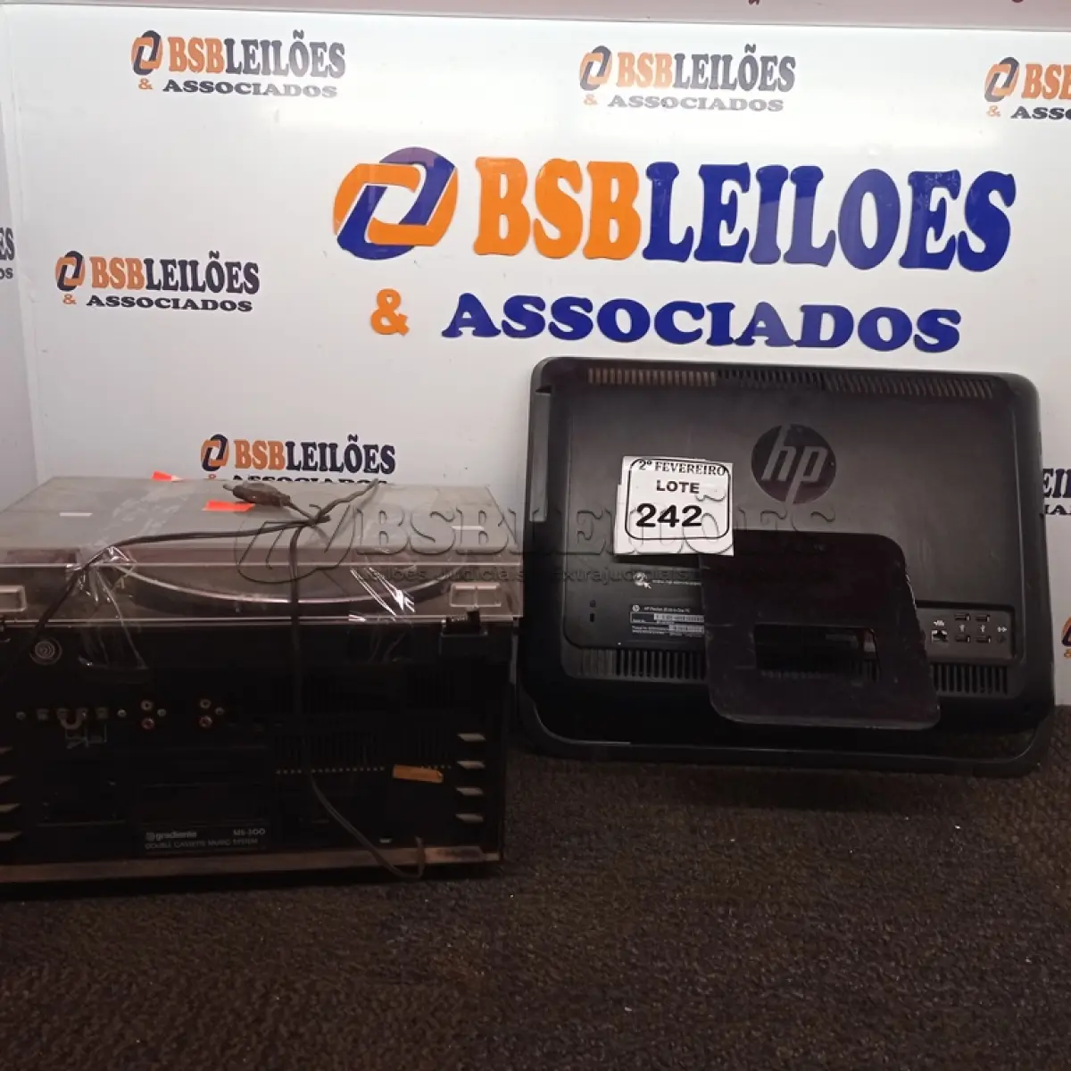 LOTE 242 -  01 ALL IN ONE MARCA HP E 01 APARELHO DE SOM GRADIENTE.  (NO ESTADO) ATENÇÃO! FAZER A VISITAÇÃO ANTES DE ARREMATAR, NÃO SABEMOS SE FUNCIONA. LEILÃO NÃO TEM GARANTIA E NEM DEVOLUÇÃO, SUJEITO A POSSÍVEIS AVARIAS VISÍVEIS/OCULTAS E/OU AUSÊNCIA DE COMPONENTES.