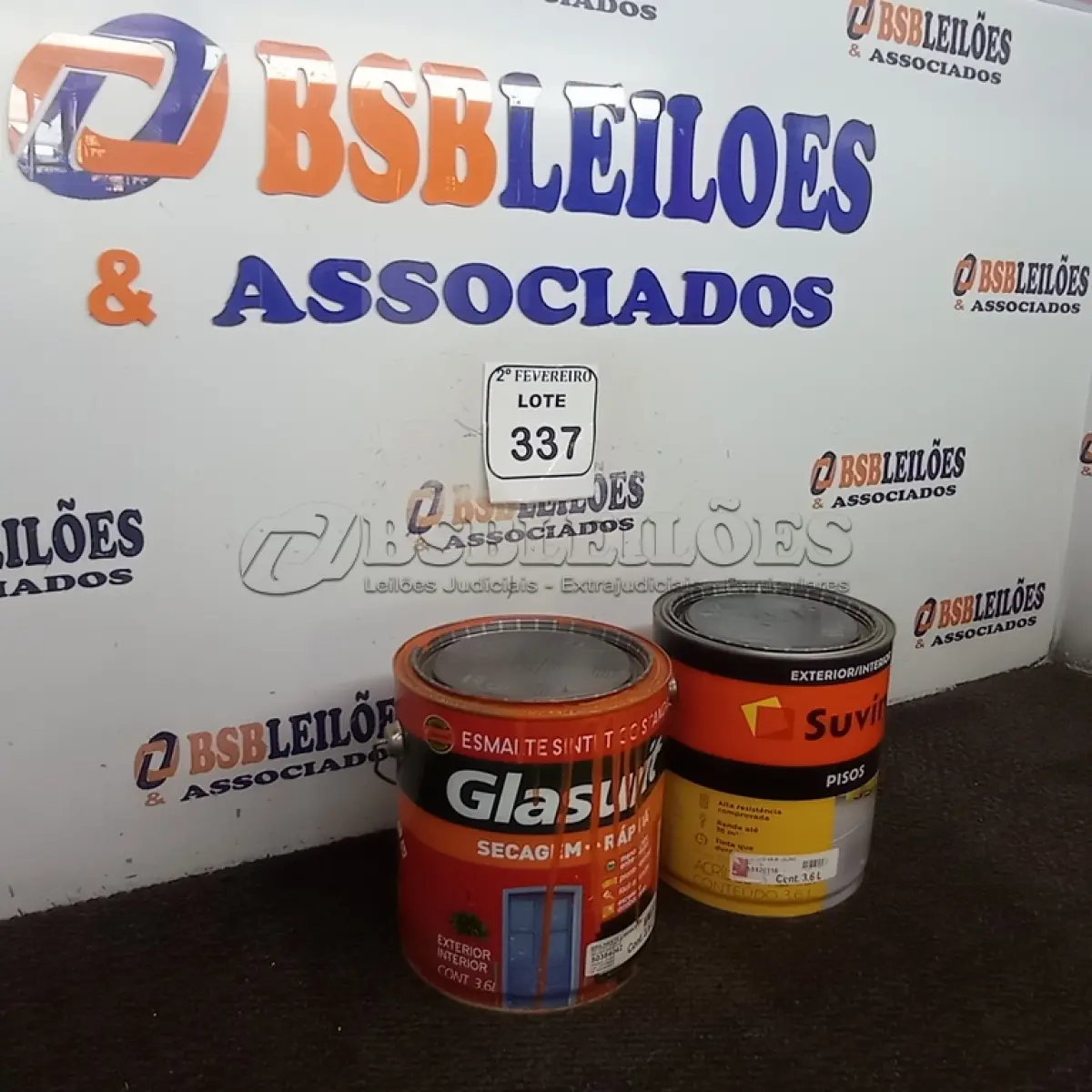 LOTE 337 - 01 LATA DE TINTA DE PISO SUVINIL NA COR VERMELHO FOSCO 3,6L E 01 LATA DE TINTA ESMALTE SINTÉTICO GLASURIT NA COR LARANJA BRILHANTE 3,6L.  (NO ESTADO) ATENÇÃO! FAZER A VISITAÇÃO ANTES DE ARREMATAR, NÃO SABEMOS SE FUNCIONA. LEILÃO NÃO TEM GARANTIA E NEM DEVOLUÇÃO, SUJEITO A POSSÍVEIS AVARIAS VISÍVEIS/OCULTAS E/OU AUSÊNCIA DE COMPONENTES.