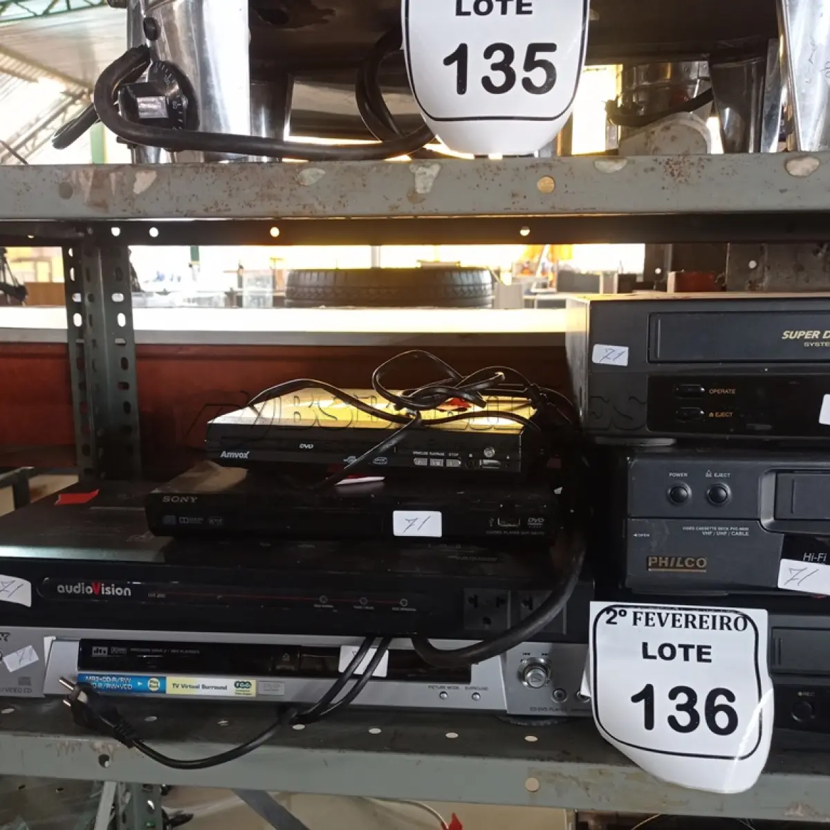 LOTE 136 - 03 VHS MARCAS E MODELOS DIVERSOS, 03 DVD’S E 01 PLACA DE CONTROLE ÁUDIO VISION. (NO ESTADO) ATENÇÃO! FAZER A VISITAÇÃO ANTES DE ARREMATAR, NÃO SABEMOS SE FUNCIONA. LEILÃO NÃO TEM GARANTIA E NEM DEVOLUÇÃO, SUJEITO A POSSÍVEIS AVARIAS VISÍVEIS/OCULTAS E/OU AUSÊNCIA DE COMPONENTES.