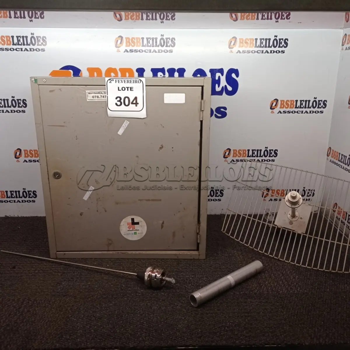 LOTE 304 - 01 QUADRO ELÉTRICO E 01 ANTENA VIA A RÁDIO.  (NO ESTADO) ATENÇÃO! FAZER A VISITAÇÃO ANTES DE ARREMATAR, NÃO SABEMOS SE FUNCIONA. LEILÃO NÃO TEM GARANTIA E NEM DEVOLUÇÃO, SUJEITO A POSSÍVEIS AVARIAS VISÍVEIS/OCULTAS E/OU AUSÊNCIA DE COMPONENTES.