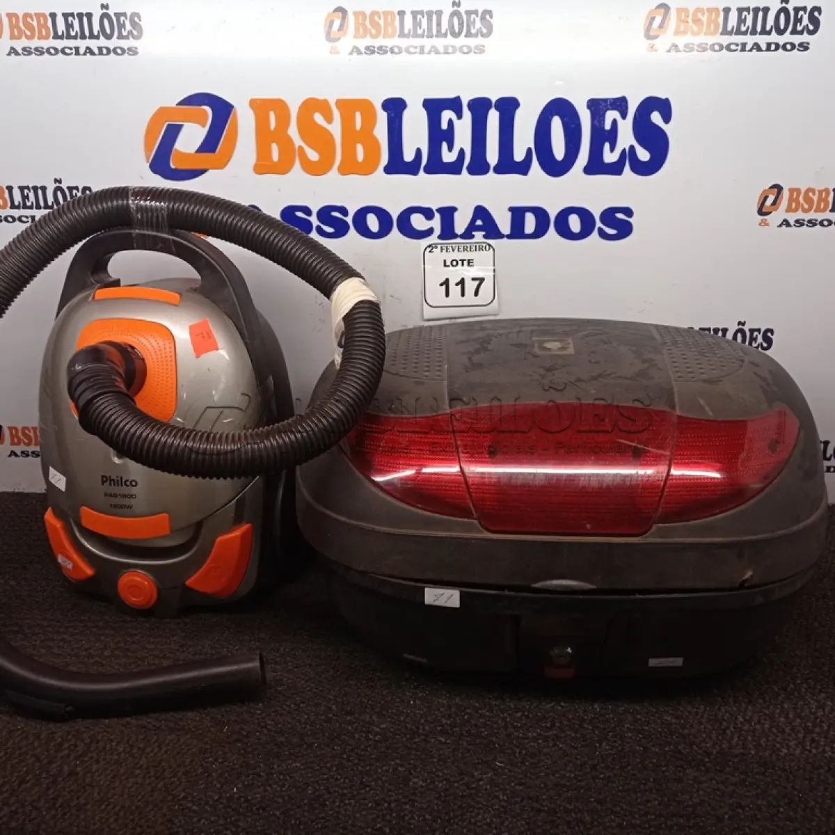 LOTE 117 - 01 BAÚ PARA MOTO E 01 ASPIRADOR DE PÓ MARCA PHILCO. (NO ESTADO) ATENÇÃO! FAZER A VISITAÇÃO ANTES DE ARREMATAR, NÃO SABEMOS SE FUNCIONA. LEILÃO NÃO TEM GARANTIA E NEM DEVOLUÇÃO, SUJEITO A POSSÍVEIS AVARIAS VISÍVEIS/OCULTAS E/OU AUSÊNCIA DE COMPONENTES.