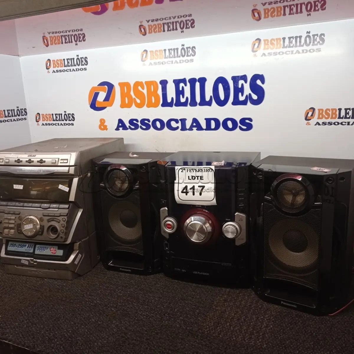 LOTE 417 - 02 APARELHOS DE SOM COM 2 CAIXAS. (NO ESTADO) ATENÇÃO! FAZER A VISITAÇÃO ANTES DE ARREMATAR, NÃO SABEMOS SE FUNCIONA. LEILÃO NÃO TEM GARANTIA E NEM DEVOLUÇÃO, SUJEITO A POSSÍVEIS AVARIAS VISÍVEIS/OCULTAS E/OU AUSÊNCIA DE COMPONENTES.