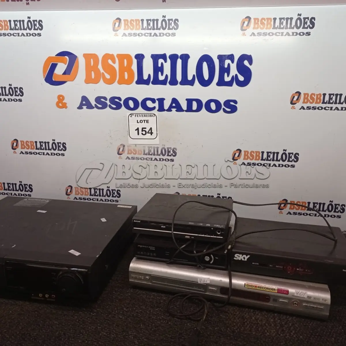 LOTE 154 - 01 VÍDEO CASSETTE RECORDER MARCA PANASONIC AG-1980 E 03 DVD’S. (NO ESTADO) ATENÇÃO! FAZER A VISITAÇÃO ANTES DE ARREMATAR, NÃO SABEMOS SE FUNCIONA. LEILÃO NÃO TEM GARANTIA E NEM DEVOLUÇÃO, SUJEITO A POSSÍVEIS AVARIAS VISÍVEIS/OCULTAS E/OU AUSÊNCIA DE COMPONENTES.