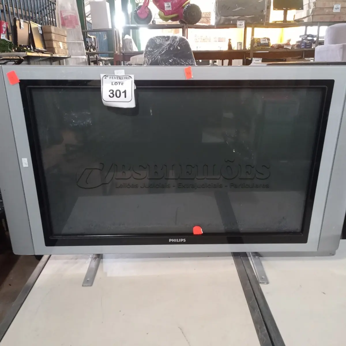LOTE 301 - 01 TV 42” MARCA PHILIPS. (NO ESTADO) ATENÇÃO! FAZER A VISITAÇÃO ANTES DE ARREMATAR, NÃO SABEMOS SE FUNCIONA. LEILÃO NÃO TEM GARANTIA E NEM DEVOLUÇÃO, SUJEITO A POSSÍVEIS AVARIAS VISÍVEIS/OCULTAS E/OU AUSÊNCIA DE COMPONENTES.