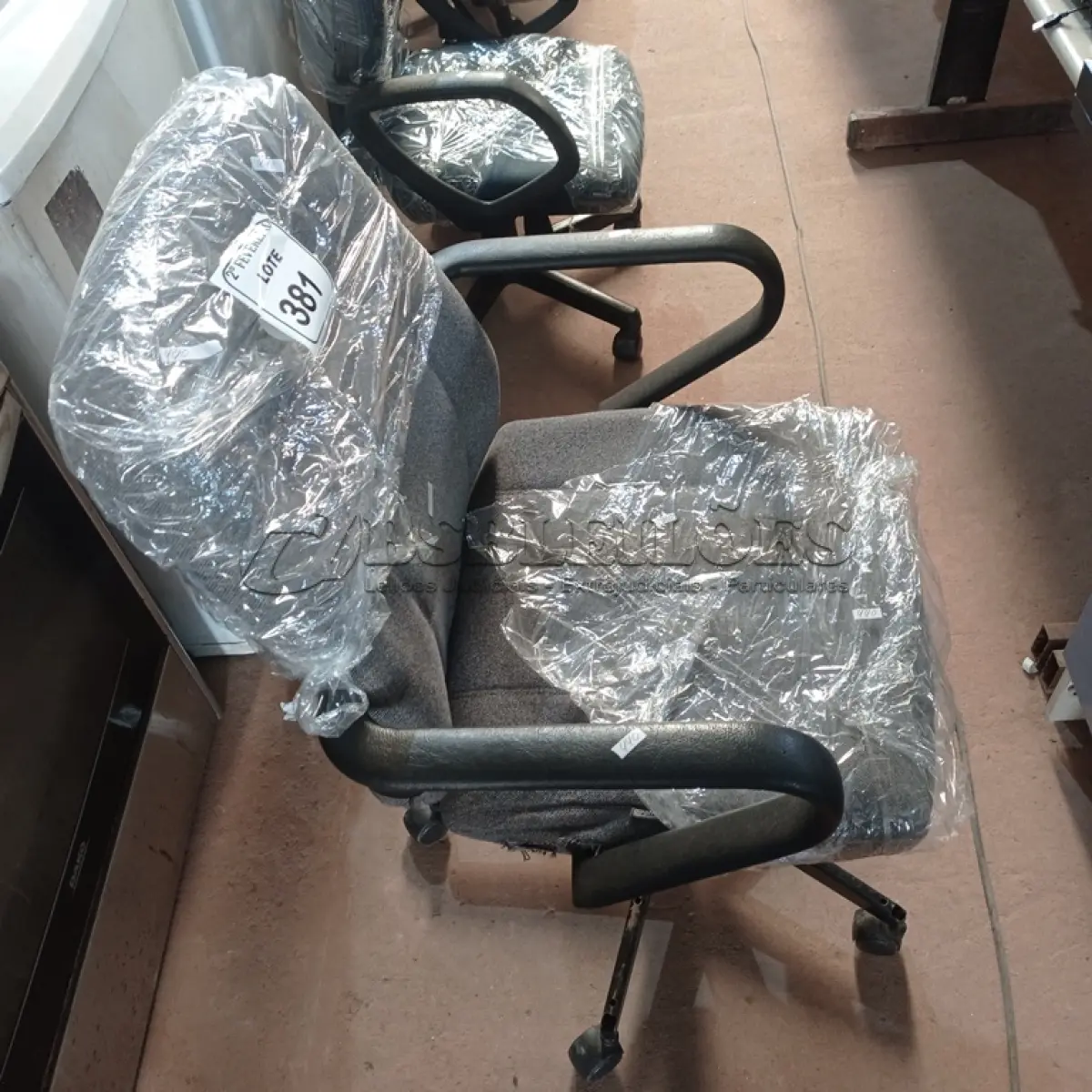 LOTE 381 -  01 CADEIRA GIRATÓRIA PARA ESCRITÓRIO. (NO ESTADO) ATENÇÃO! FAZER A VISITAÇÃO ANTES DE ARREMATAR, NÃO SABEMOS SE FUNCIONA. LEILÃO NÃO TEM GARANTIA E NEM DEVOLUÇÃO, SUJEITO A POSSÍVEIS AVARIAS VISÍVEIS/OCULTAS E/OU AUSÊNCIA DE COMPONENTES.