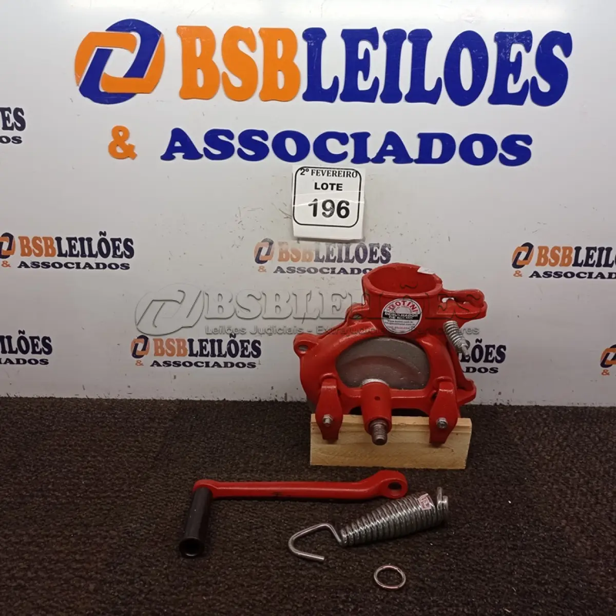 LOTE 196 - 01 DEBULHADOR DE MILHO MARCA BOTINI. (NO ESTADO) ATENÇÃO! FAZER A VISITAÇÃO ANTES DE ARREMATAR, NÃO SABEMOS SE FUNCIONA. LEILÃO NÃO TEM GARANTIA E NEM DEVOLUÇÃO, SUJEITO A POSSÍVEIS AVARIAS VISÍVEIS/OCULTAS E/OU AUSÊNCIA DE COMPONENTES.