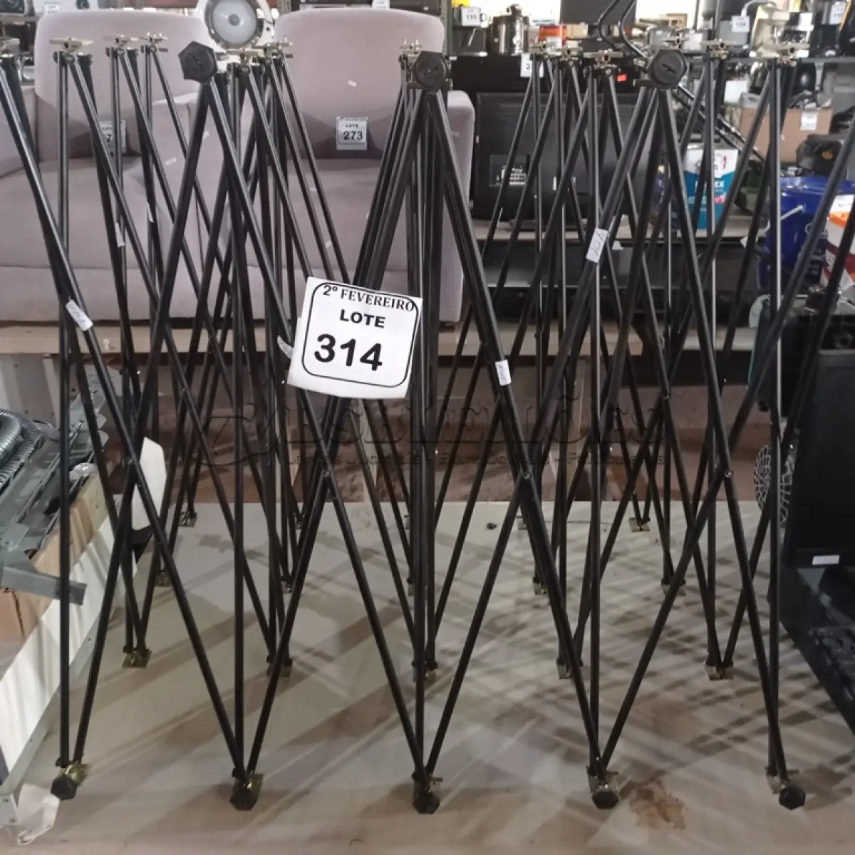 LOTE 314 -  01 SUPORTE PARA ESTÚDIO DE FOTOGRAFIA. (NO ESTADO) ATENÇÃO! FAZER A VISITAÇÃO ANTES DE ARREMATAR, NÃO SABEMOS SE FUNCIONA. LEILÃO NÃO TEM GARANTIA E NEM DEVOLUÇÃO, SUJEITO A POSSÍVEIS AVARIAS VISÍVEIS/OCULTAS E/OU AUSÊNCIA DE COMPONENTES.