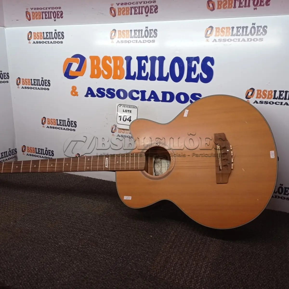 LOTE 104 - 01 VIOLÃO MARCA STRINBERG. (NO ESTADO) ATENÇÃO! FAZER A VISITAÇÃO ANTES DE ARREMATAR, NÃO SABEMOS SE FUNCIONA. LEILÃO NÃO TEM GARANTIA E NEM DEVOLUÇÃO, SUJEITO A POSSÍVEIS AVARIAS VISÍVEIS/OCULTAS E/OU AUSÊNCIA DE COMPONENTES.
