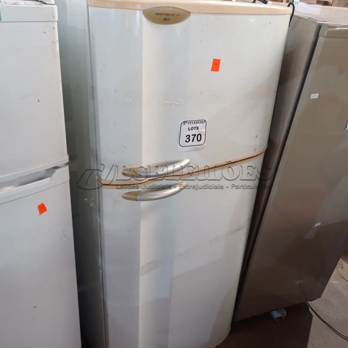 LOTE 370 - 01 GELADEIRA FROST FREE DF 35 COM AVARIAS. (NO ESTADO) ATENÇÃO! FAZER A VISITAÇÃO ANTES DE ARREMATAR, NÃO SABEMOS SE FUNCIONA. LEILÃO NÃO TEM GARANTIA E NEM DEVOLUÇÃO, SUJEITO A POSSÍVEIS AVARIAS VISÍVEIS/OCULTAS E/OU AUSÊNCIA DE COMPONENTES.