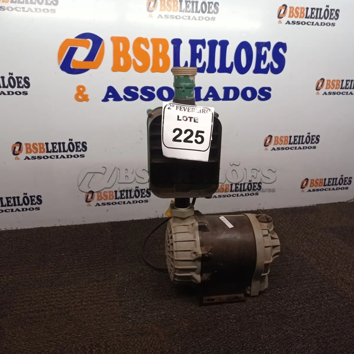 LOTE 225 -  01 BOMBA PRESSURIZADORA MARCA SYLLENTE. (NO ESTADO) ATENÇÃO! FAZER A VISITAÇÃO ANTES DE ARREMATAR, NÃO SABEMOS SE FUNCIONA. LEILÃO NÃO TEM GARANTIA E NEM DEVOLUÇÃO, SUJEITO A POSSÍVEIS AVARIAS VISÍVEIS/OCULTAS E/OU AUSÊNCIA DE COMPONENTES.