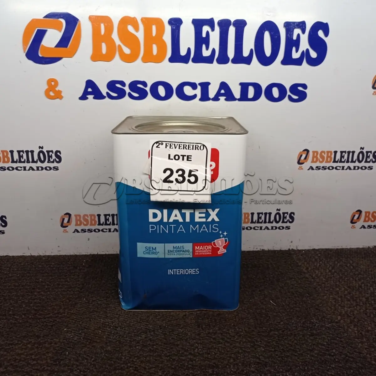 LOTE 235 - 01 LATA DE TINTA IQUINE DIATEX BASE P 18 L. (NO ESTADO) ATENÇÃO! FAZER A VISITAÇÃO ANTES DE ARREMATAR, NÃO SABEMOS SE FUNCIONA. LEILÃO NÃO TEM GARANTIA E NEM DEVOLUÇÃO, SUJEITO A POSSÍVEIS AVARIAS VISÍVEIS/OCULTAS E/OU AUSÊNCIA DE COMPONENTES.