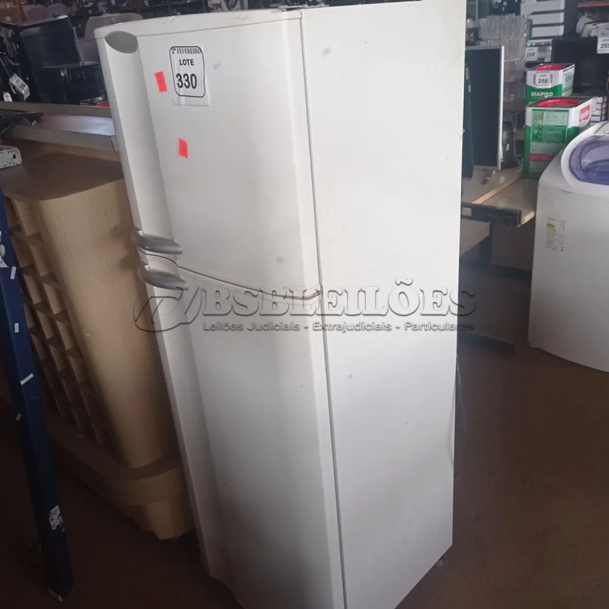 LOTE 330 -  01 GELADEIRA BRASTEMP 220 VOLTS. (NO ESTADO) ATENÇÃO! FAZER A VISITAÇÃO ANTES DE ARREMATAR, NÃO SABEMOS SE FUNCIONA. LEILÃO NÃO TEM GARANTIA E NEM DEVOLUÇÃO, SUJEITO A POSSÍVEIS AVARIAS VISÍVEIS/OCULTAS E/OU AUSÊNCIA DE COMPONENTES.