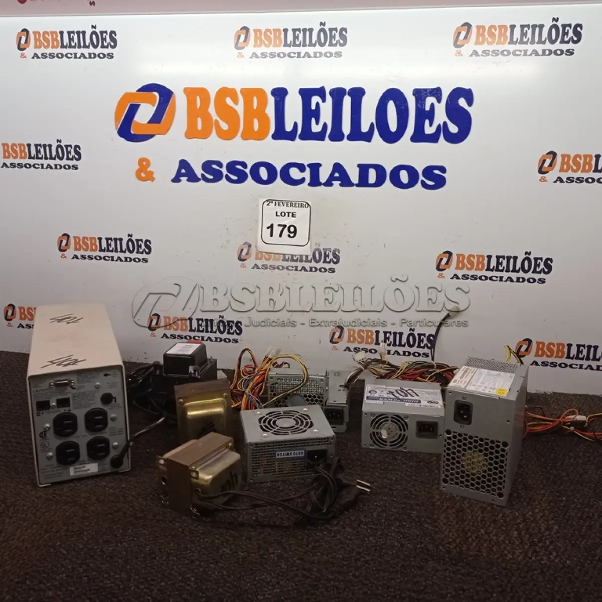 LOTE 179 - 01 NOBREAK MARCA APC, 04 FONTES DE ALIMENTAÇÃO E 03 TRANSFORMADORES. (NO ESTADO) ATENÇÃO! FAZER A VISITAÇÃO ANTES DE ARREMATAR, NÃO SABEMOS SE FUNCIONA. LEILÃO NÃO TEM GARANTIA E NEM DEVOLUÇÃO, SUJEITO A POSSÍVEIS AVARIAS VISÍVEIS/OCULTAS E/OU AUSÊNCIA DE COMPONENTES.