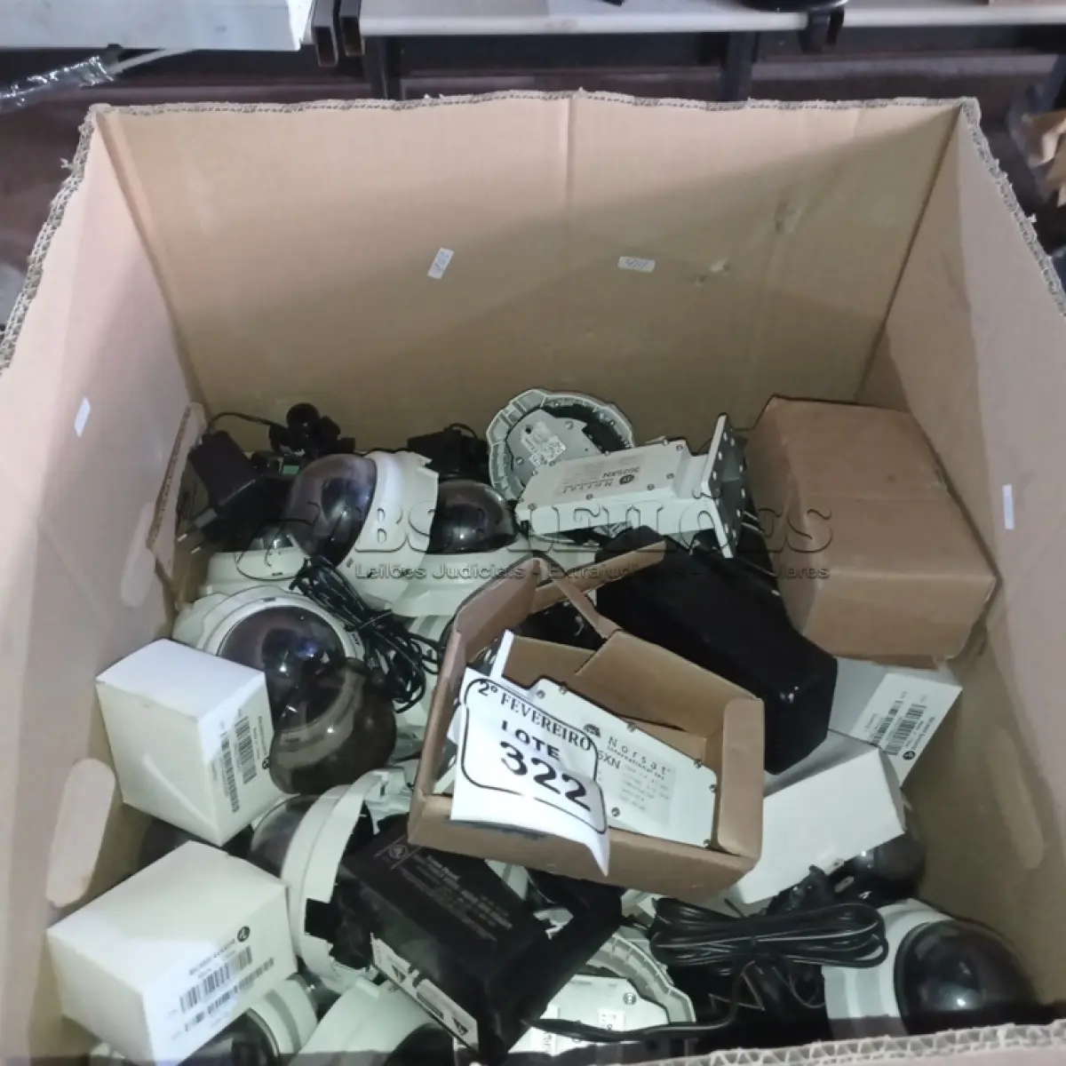 LOTE 322 -  01 LOTE COM CÂMERAS IP      AXIS (NO ESTADO) ATENÇÃO! FAZER A VISITAÇÃO ANTES DE ARREMATAR, NÃO SABEMOS SE FUNCIONA. LEILÃO NÃO TEM GARANTIA E NEM DEVOLUÇÃO, SUJEITO A POSSÍVEIS AVARIAS VISÍVEIS/OCULTAS E/OU AUSÊNCIA DE COMPONENTES.