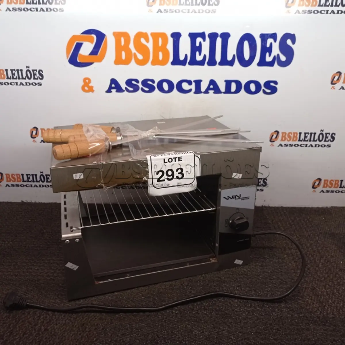 LOTE 293 - 01 CHURRASQUEIRA ELÉTRICA COM 4 ESPETOS. (NO ESTADO) ATENÇÃO! FAZER A VISITAÇÃO ANTES DE ARREMATAR, NÃO SABEMOS SE FUNCIONA. LEILÃO NÃO TEM GARANTIA E NEM DEVOLUÇÃO, SUJEITO A POSSÍVEIS AVARIAS VISÍVEIS/OCULTAS E/OU AUSÊNCIA DE COMPONENTES.