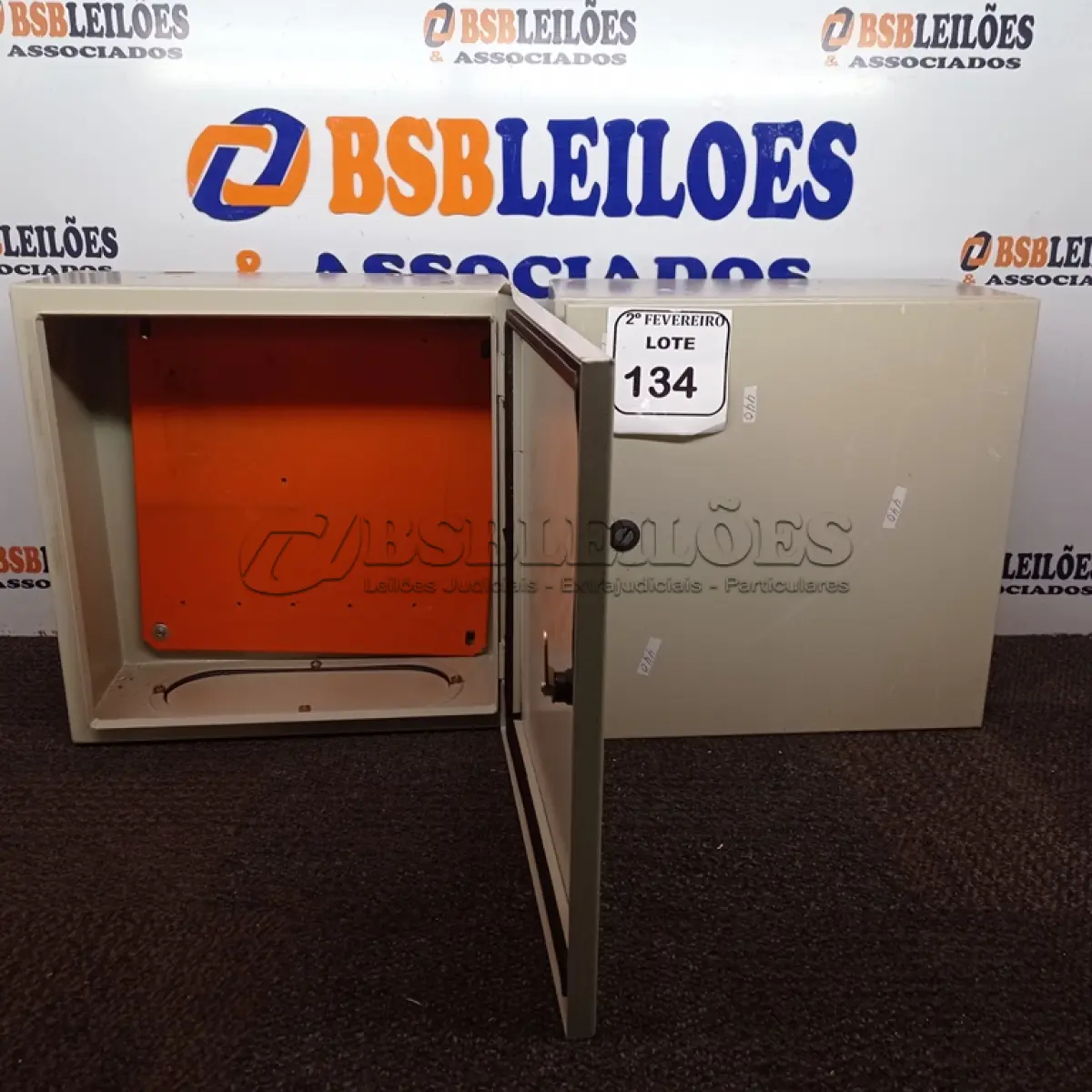 LOTE 134 - 02 QUADROS ELÉTRICOS. (NO ESTADO) ATENÇÃO! FAZER A VISITAÇÃO ANTES DE ARREMATAR, NÃO SABEMOS SE FUNCIONA. LEILÃO NÃO TEM GARANTIA E NEM DEVOLUÇÃO, SUJEITO A POSSÍVEIS AVARIAS VISÍVEIS/OCULTAS E/OU AUSÊNCIA DE COMPONENTES.