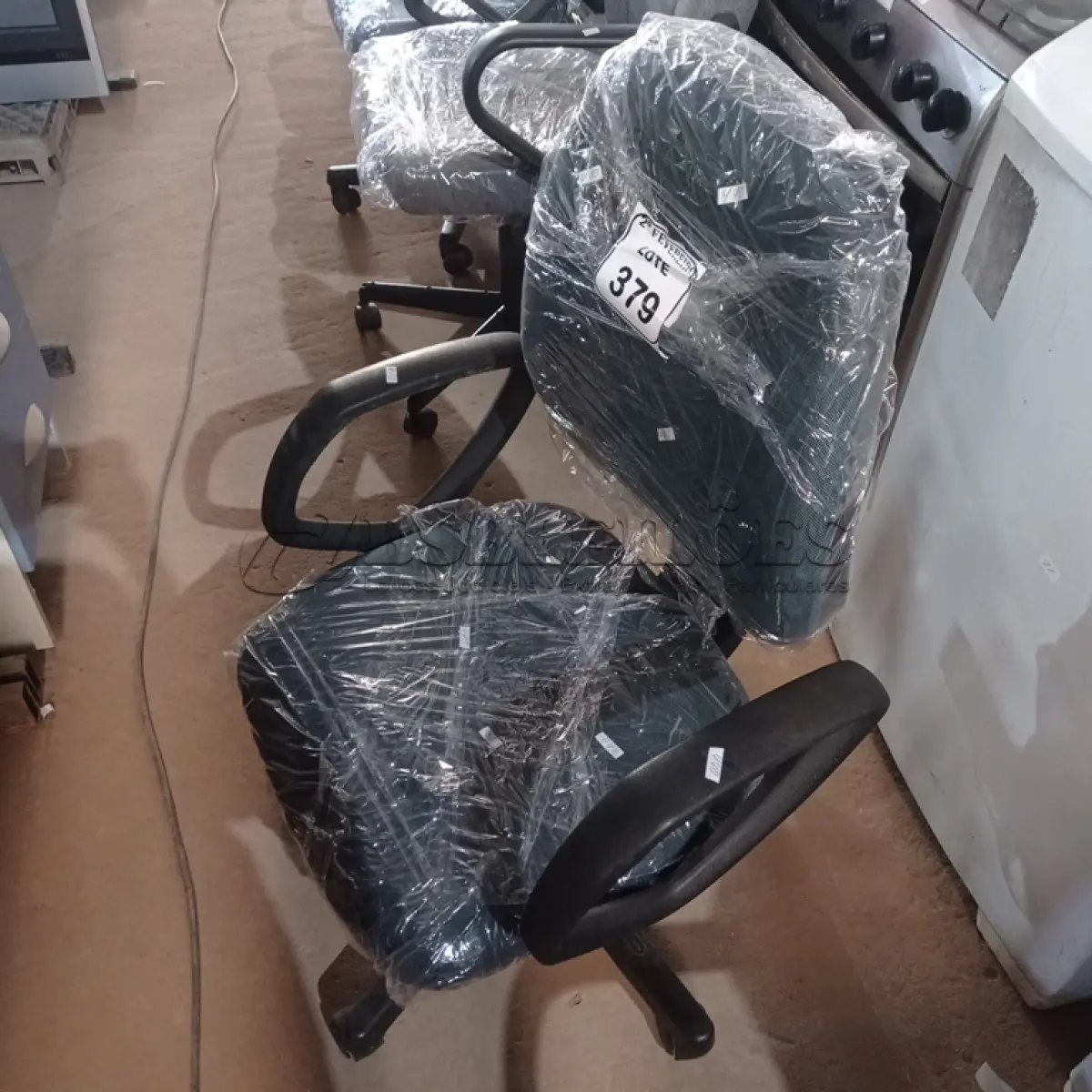 LOTE 379 -  01 CADEIRA GIRATÓRIA PARA ESCRITÓRIO. (NO ESTADO) ATENÇÃO! FAZER A VISITAÇÃO ANTES DE ARREMATAR, NÃO SABEMOS SE FUNCIONA. LEILÃO NÃO TEM GARANTIA E NEM DEVOLUÇÃO, SUJEITO A POSSÍVEIS AVARIAS VISÍVEIS/OCULTAS E/OU AUSÊNCIA DE COMPONENTES.