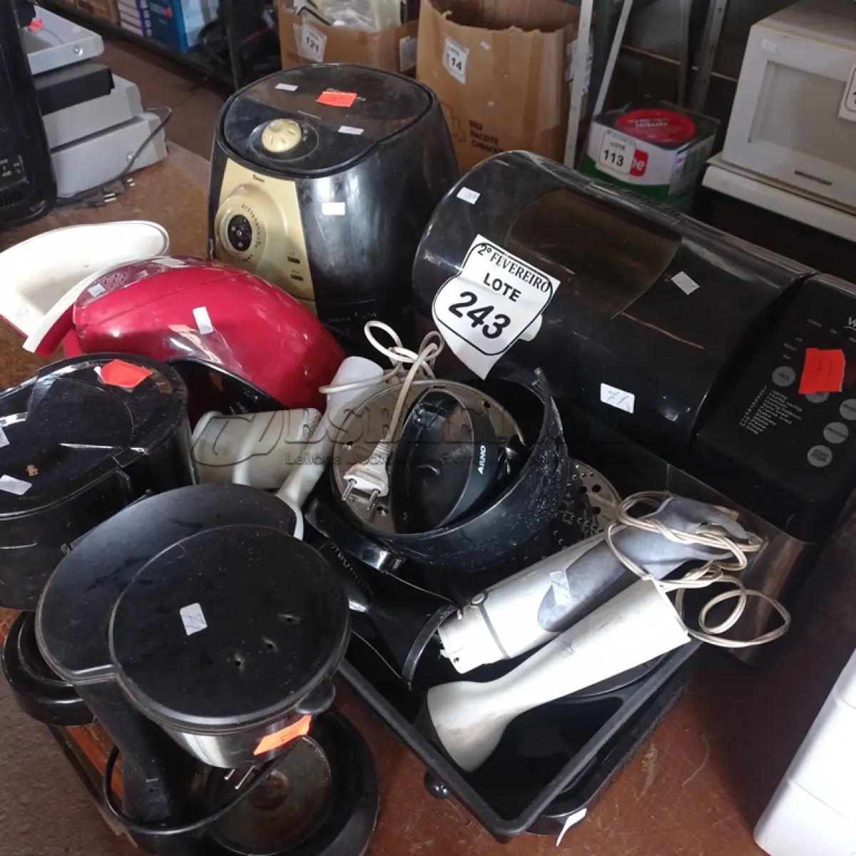 LOTE 243 - 01 MÁQUINA DE PÃO, 01 AIR FRYER, E CAFETEIRAS COM AVARIAS.  (NO ESTADO) ATENÇÃO! FAZER A VISITAÇÃO ANTES DE ARREMATAR, NÃO SABEMOS SE FUNCIONA. LEILÃO NÃO TEM GARANTIA E NEM DEVOLUÇÃO, SUJEITO A POSSÍVEIS AVARIAS VISÍVEIS/OCULTAS E/OU AUSÊNCIA DE COMPONENTES.