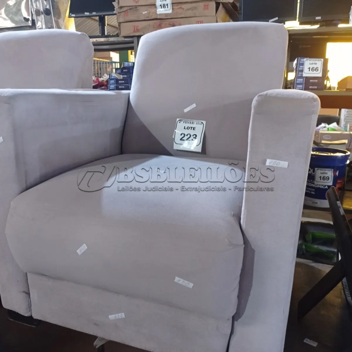 LOTE 223 -  01 POLTRONA ESTOFADA NA COR CINZA. (NO ESTADO) ATENÇÃO! FAZER A VISITAÇÃO ANTES DE ARREMATAR, NÃO SABEMOS SE FUNCIONA. LEILÃO NÃO TEM GARANTIA E NEM DEVOLUÇÃO, SUJEITO A POSSÍVEIS AVARIAS VISÍVEIS/OCULTAS E/OU AUSÊNCIA DE COMPONENTES.