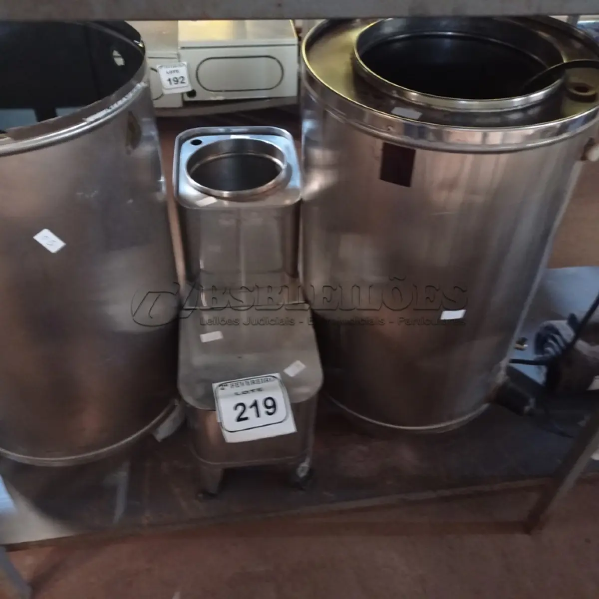 LOTE 219 - 03 CAFETEIRAS EM INOX.  (NO ESTADO) ATENÇÃO! FAZER A VISITAÇÃO ANTES DE ARREMATAR, NÃO SABEMOS SE FUNCIONA. LEILÃO NÃO TEM GARANTIA E NEM DEVOLUÇÃO, SUJEITO A POSSÍVEIS AVARIAS VISÍVEIS/OCULTAS E/OU AUSÊNCIA DE COMPONENTES.