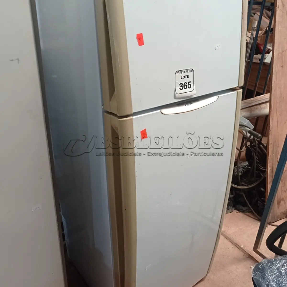LOTE 365 -  01 GELADEIRA DUPLEX FROST FRE 410 FRESH. (NO ESTADO) ATENÇÃO! FAZER A VISITAÇÃO ANTES DE ARREMATAR, NÃO SABEMOS SE FUNCIONA. LEILÃO NÃO TEM GARANTIA E NEM DEVOLUÇÃO, SUJEITO A POSSÍVEIS AVARIAS VISÍVEIS/OCULTAS E/OU AUSÊNCIA DE COMPONENTES.