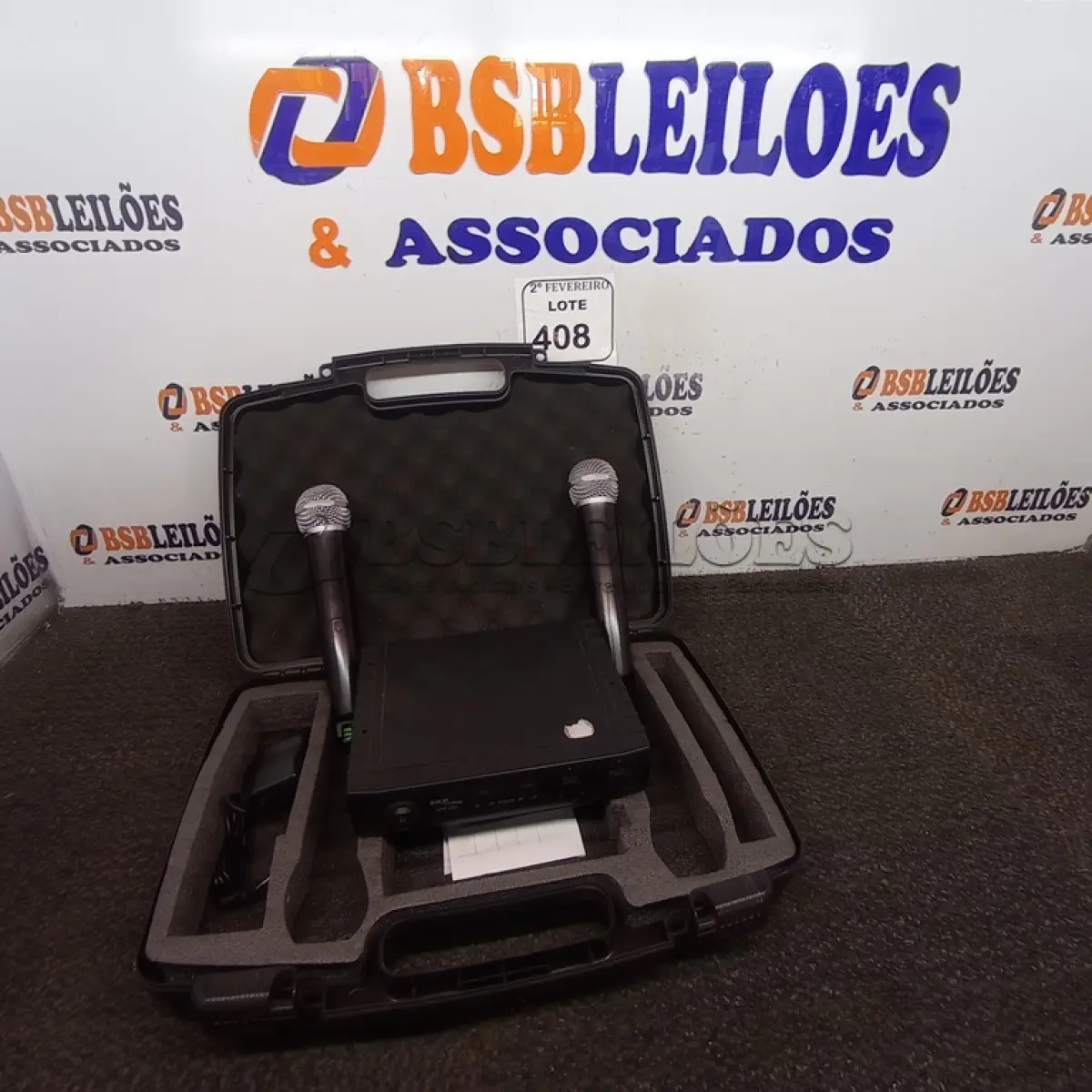 LOTE 408 - 01 MALETA COM 02 MICROFONES E 01 RECEPTOR SKP. (NO ESTADO) ATENÇÃO! FAZER A VISITAÇÃO ANTES DE ARREMATAR, NÃO SABEMOS SE FUNCIONA. LEILÃO NÃO TEM GARANTIA E NEM DEVOLUÇÃO, SUJEITO A POSSÍVEIS AVARIAS VISÍVEIS/OCULTAS E/OU AUSÊNCIA DE COMPONENTES.