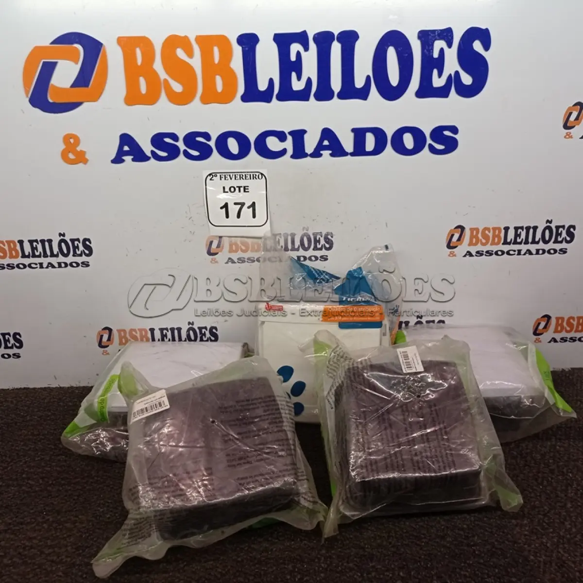LOTE 171 - 05 QUADROS DE DISTRIBUIÇÃO. (NOVO) (NO ESTADO) ATENÇÃO! FAZER A VISITAÇÃO ANTES DE ARREMATAR, NÃO SABEMOS SE FUNCIONA. LEILÃO NÃO TEM GARANTIA E NEM DEVOLUÇÃO, SUJEITO A POSSÍVEIS AVARIAS VISÍVEIS/OCULTAS E/OU AUSÊNCIA DE COMPONENTES.