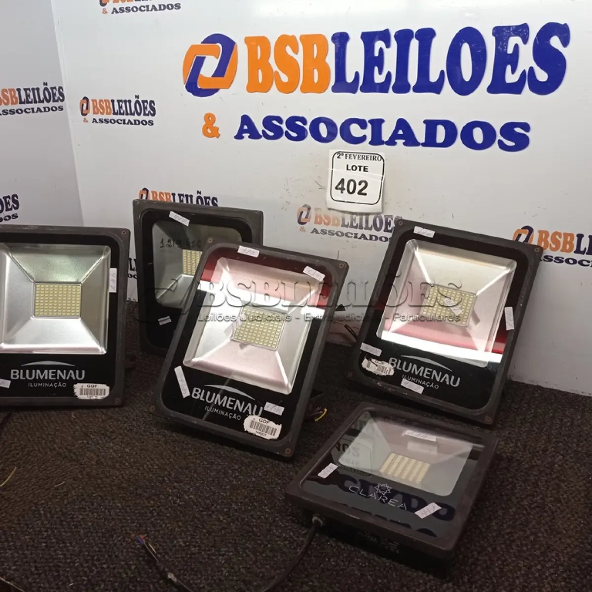 LOTE 402 - 05 REFLETORES DE LED DIVERSOS. (NO ESTADO) ATENÇÃO! FAZER A VISITAÇÃO ANTES DE ARREMATAR, NÃO SABEMOS SE FUNCIONA. LEILÃO NÃO TEM GARANTIA E NEM DEVOLUÇÃO, SUJEITO A POSSÍVEIS AVARIAS VISÍVEIS/OCULTAS E/OU AUSÊNCIA DE COMPONENTES.