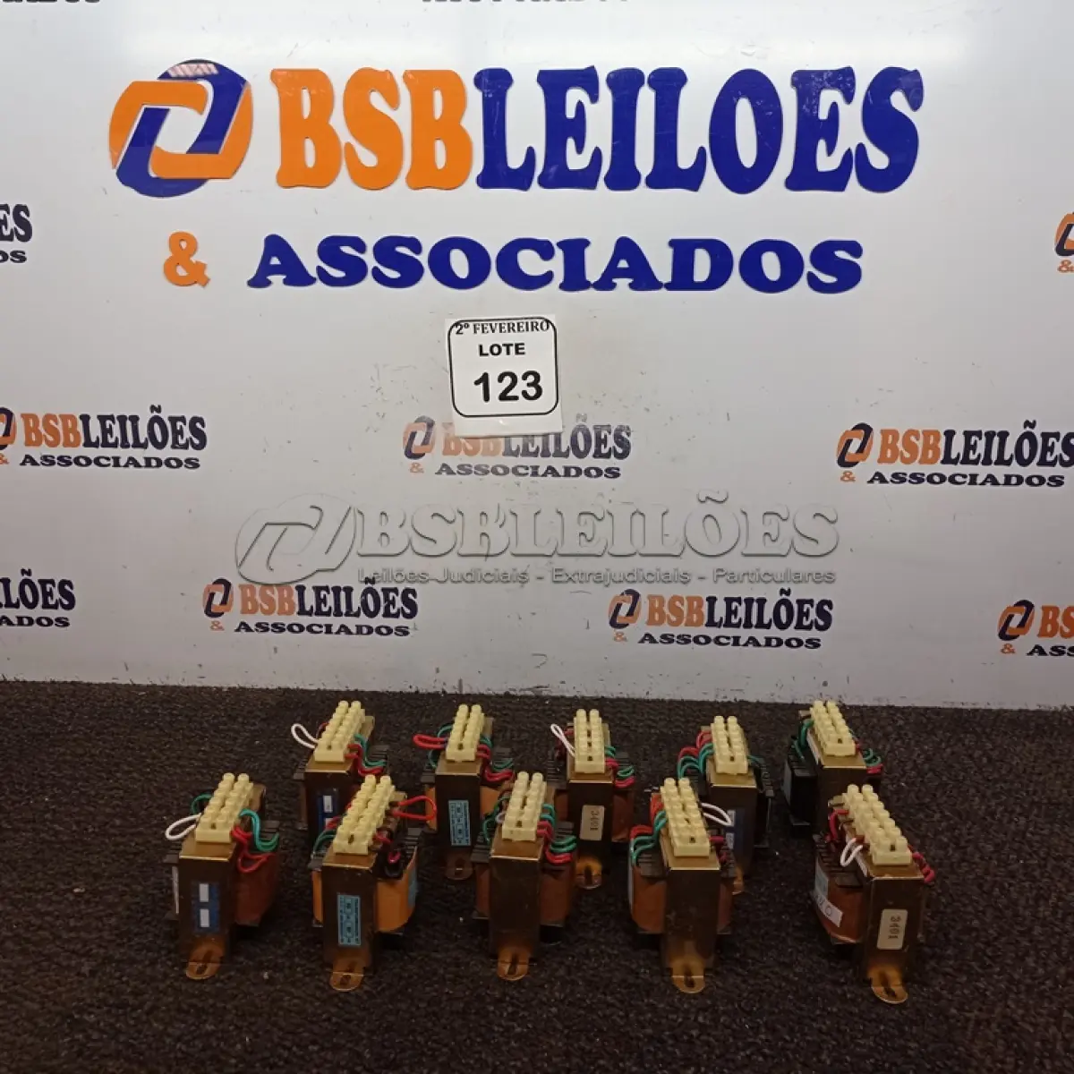 LOTE 123 - 10 TRANSFORMADORES. (NO ESTADO) ATENÇÃO! FAZER A VISITAÇÃO ANTES DE ARREMATAR, NÃO SABEMOS SE FUNCIONA. LEILÃO NÃO TEM GARANTIA E NEM DEVOLUÇÃO, SUJEITO A POSSÍVEIS AVARIAS VISÍVEIS/OCULTAS E/OU AUSÊNCIA DE COMPONENTES.
