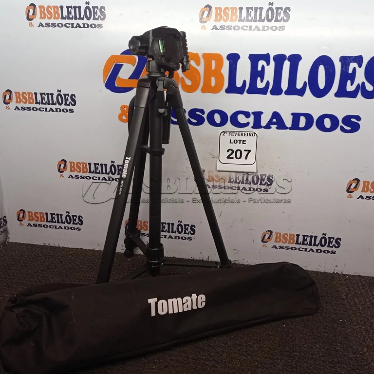 LOTE 207 - 01 TRIPÉ PARA CÂMERA TOMATE MTG-3016. (NO ESTADO) ATENÇÃO! FAZER A VISITAÇÃO ANTES DE ARREMATAR, NÃO SABEMOS SE FUNCIONA. LEILÃO NÃO TEM GARANTIA E NEM DEVOLUÇÃO, SUJEITO A POSSÍVEIS AVARIAS VISÍVEIS/OCULTAS E/OU AUSÊNCIA DE COMPONENTES.