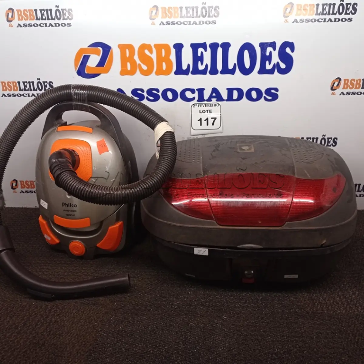 LOTE 117 - 01 BAÚ PARA MOTO E 01 ASPIRADOR DE PÓ MARCA PHILCO. (NO ESTADO) ATENÇÃO! FAZER A VISITAÇÃO ANTES DE ARREMATAR, NÃO SABEMOS SE FUNCIONA. LEILÃO NÃO TEM GARANTIA E NEM DEVOLUÇÃO, SUJEITO A POSSÍVEIS AVARIAS VISÍVEIS/OCULTAS E/OU AUSÊNCIA DE COMPONENTES.