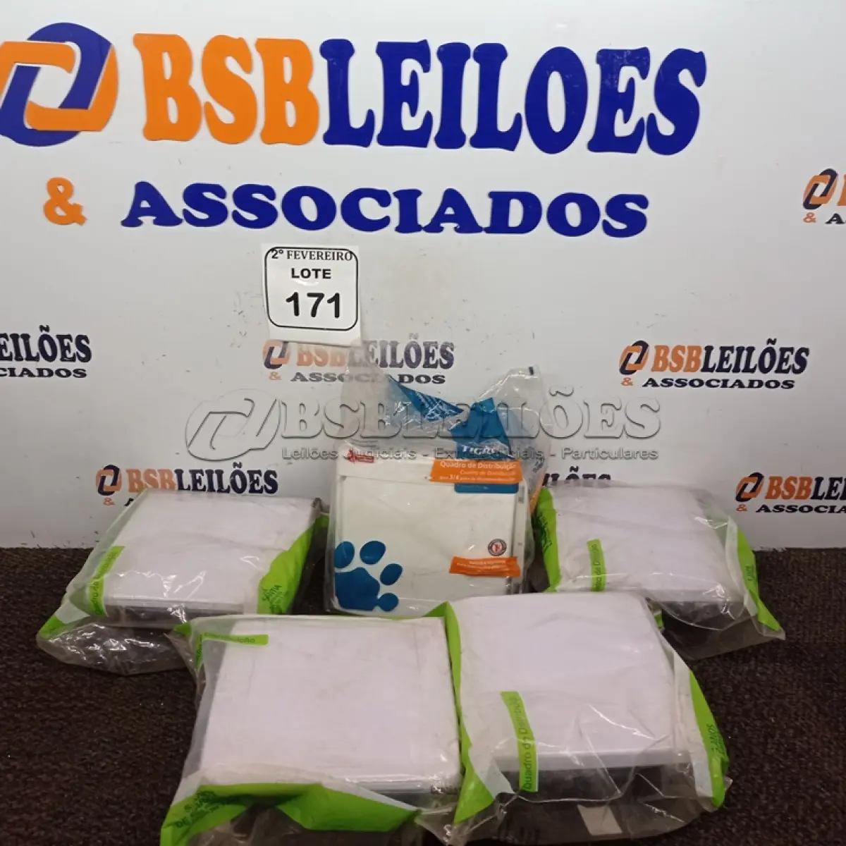 LOTE 171 - 05 QUADROS DE DISTRIBUIÇÃO. (NOVO) (NO ESTADO) ATENÇÃO! FAZER A VISITAÇÃO ANTES DE ARREMATAR, NÃO SABEMOS SE FUNCIONA. LEILÃO NÃO TEM GARANTIA E NEM DEVOLUÇÃO, SUJEITO A POSSÍVEIS AVARIAS VISÍVEIS/OCULTAS E/OU AUSÊNCIA DE COMPONENTES.