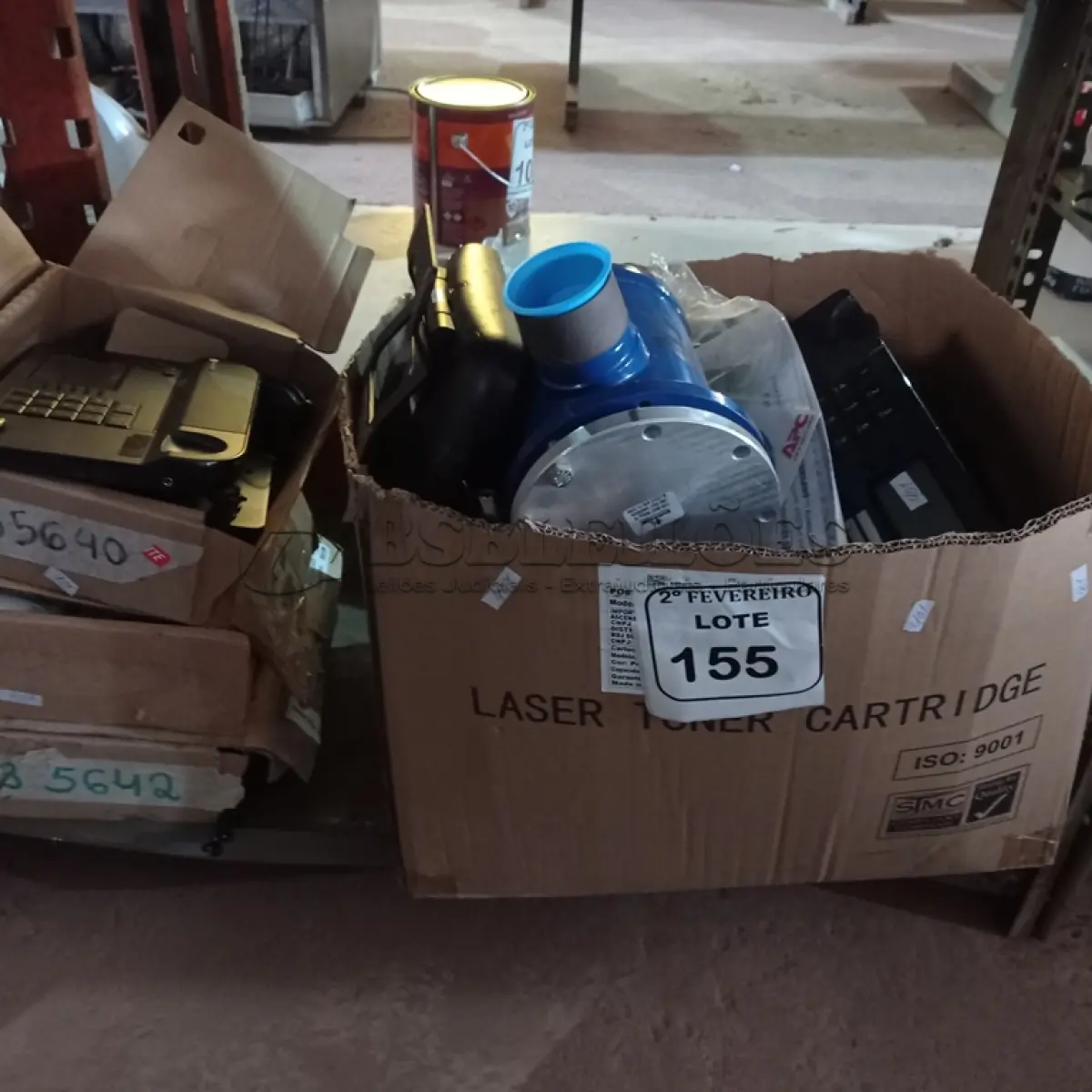 LOTE 155 - 01 LOTE COM DIVERSOS APARELHOS TELEFÔNICOS, DIVERSOS ITENS E TANQUE SEPARADOS DE ÓLEO. (NO ESTADO) ATENÇÃO! FAZER A VISITAÇÃO ANTES DE ARREMATAR, NÃO SABEMOS SE FUNCIONA. LEILÃO NÃO TEM GARANTIA E NEM DEVOLUÇÃO, SUJEITO A POSSÍVEIS AVARIAS VISÍVEIS/OCULTAS E/OU AUSÊNCIA DE COMPONENTES.
